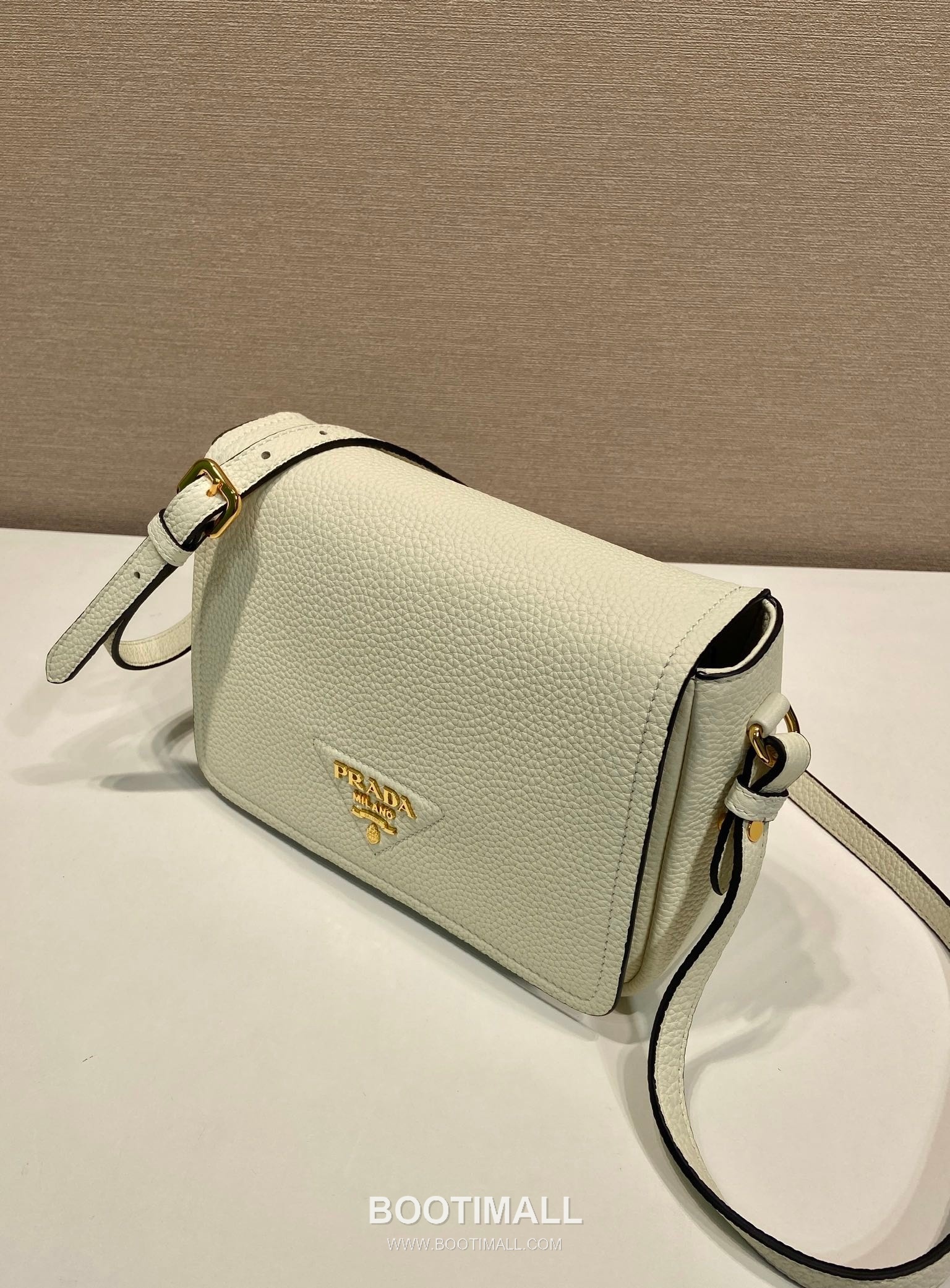 Prada Deer Grain Calfskin Flap Crossbody Bag with Dual Adjustable Strap Detail 프라다 디어 그레인 카프스킨 플랩 듀얼 조절 스트랩 크로스바디백 1BD314-1 23cm 3