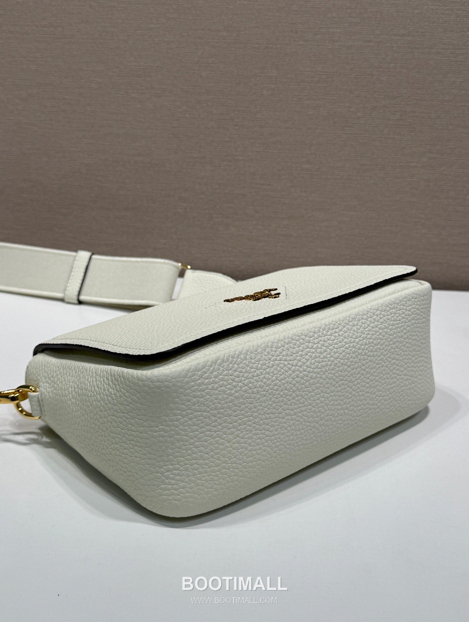 Prada Deer Grain Calfskin Flap Crossbody Bag with Dual Adjustable Strap Detail 프라다 디어 그레인 카프스킨 플랩 듀얼 조절 스트랩 크로스바디백 1BD314-1 23cm 5