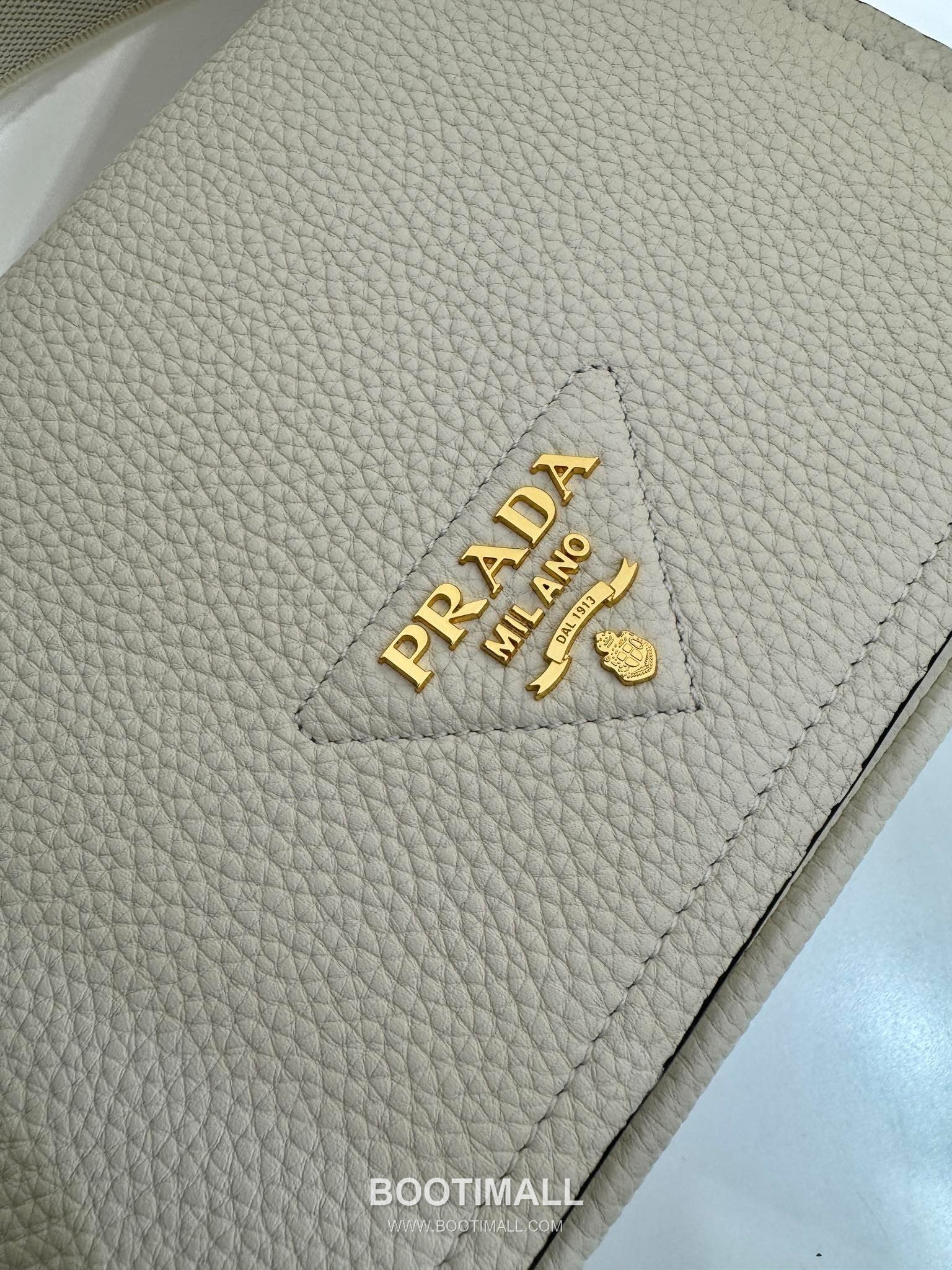 Prada Deer Grain Calfskin Flap Crossbody Bag with Dual Adjustable Strap Detail 프라다 디어 그레인 카프스킨 플랩 듀얼 조절 스트랩 크로스바디백 1BD314-1 23cm 7
