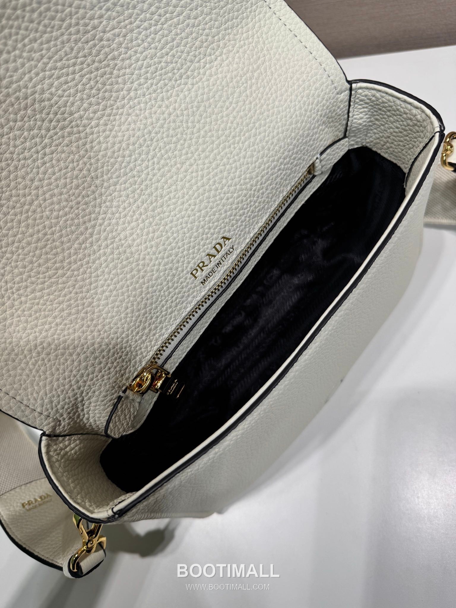 Prada Deer Grain Calfskin Flap Crossbody Bag with Dual Adjustable Strap Detail 프라다 디어 그레인 카프스킨 플랩 듀얼 조절 스트랩 크로스바디백 1BD314-1 23cm 9