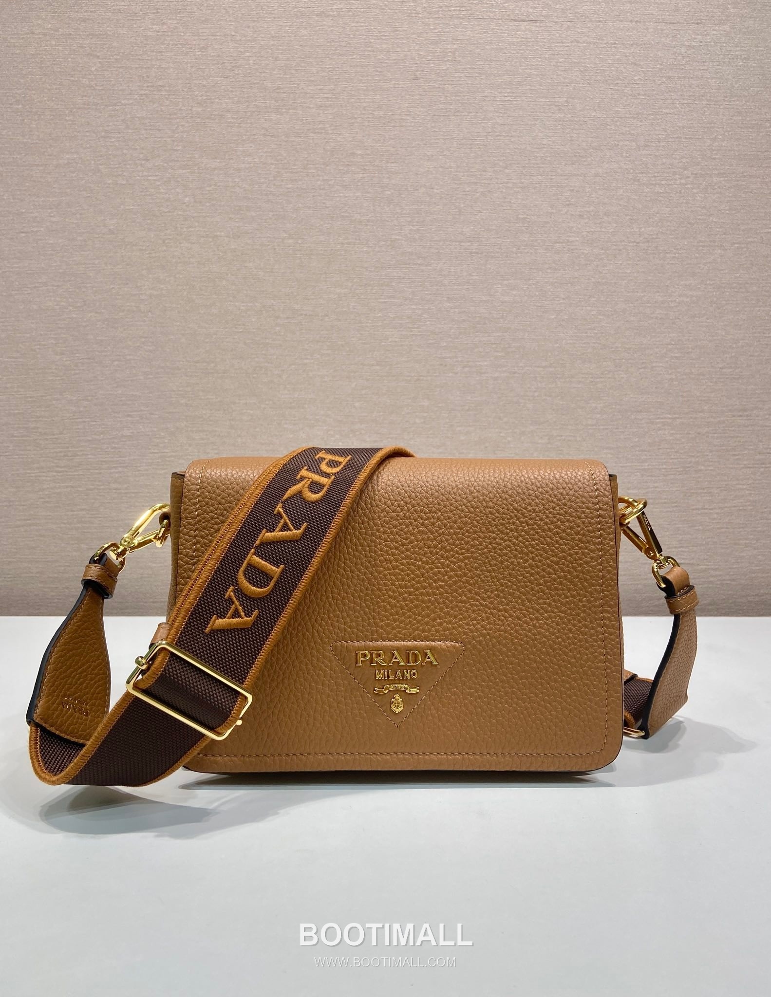Prada Deer Grain Calfskin Flap Crossbody Bag with Dual Adjustable Strap Detail 프라다 디어 그레인 카프스킨 플랩 듀얼 조절 스트랩 크로스바디백 1BD314-1 23cm 1