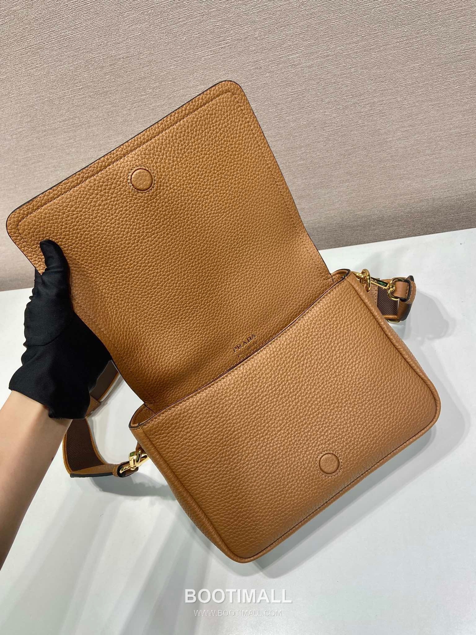 Prada Deer Grain Calfskin Flap Crossbody Bag with Dual Adjustable Strap Detail 프라다 디어 그레인 카프스킨 플랩 듀얼 조절 스트랩 크로스바디백 1BD314-1 23cm 4