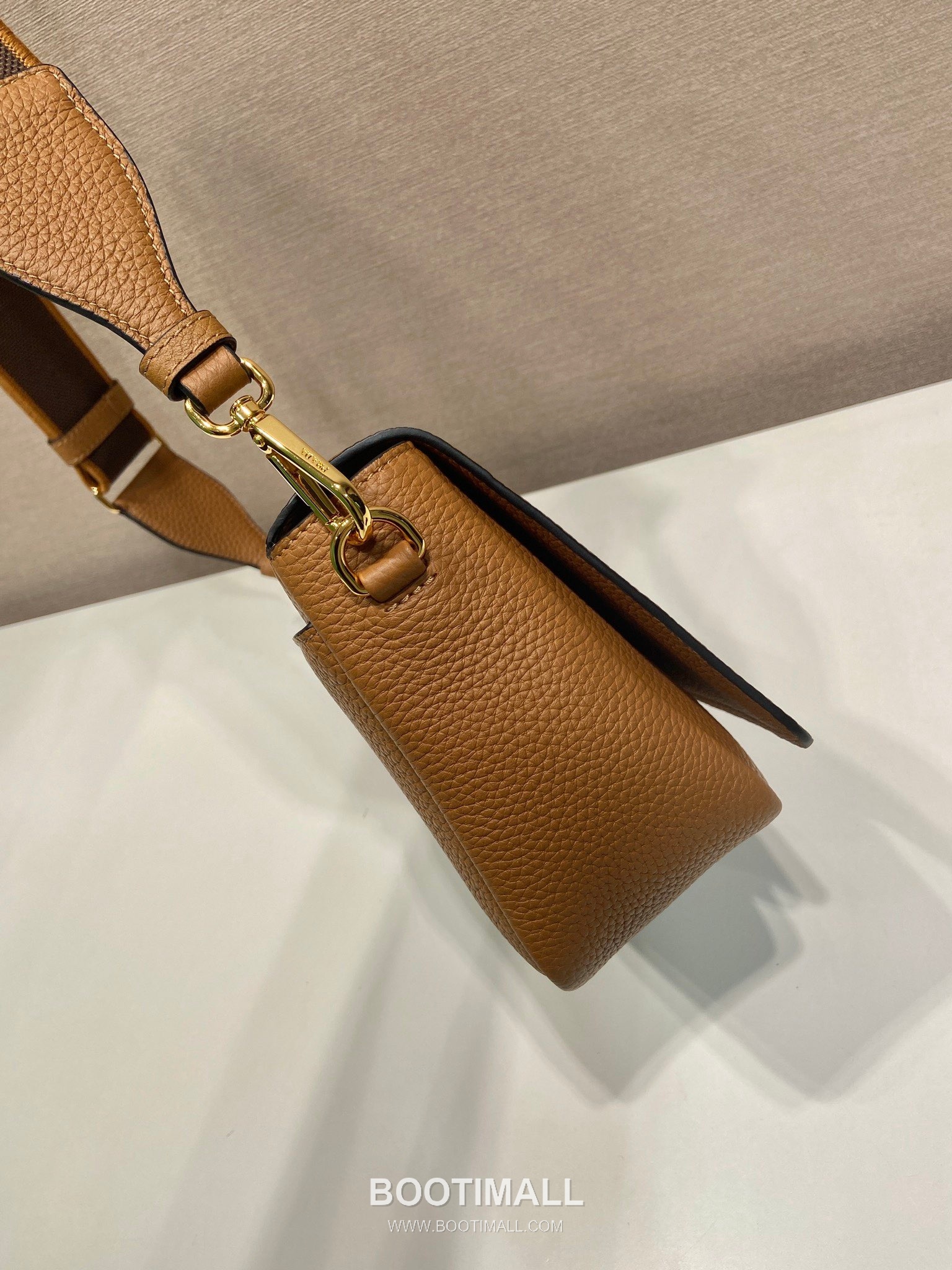 Prada Deer Grain Calfskin Flap Crossbody Bag with Dual Adjustable Strap Detail 프라다 디어 그레인 카프스킨 플랩 듀얼 조절 스트랩 크로스바디백 1BD314-1 23cm 6