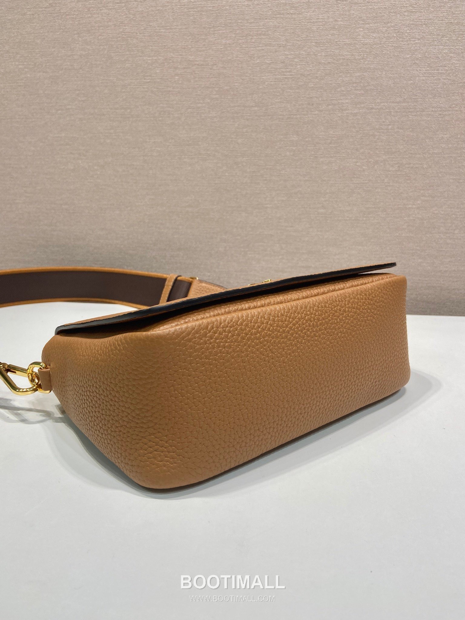 Prada Deer Grain Calfskin Flap Crossbody Bag with Dual Adjustable Strap Detail 프라다 디어 그레인 카프스킨 플랩 듀얼 조절 스트랩 크로스바디백 1BD314-1 23cm 7