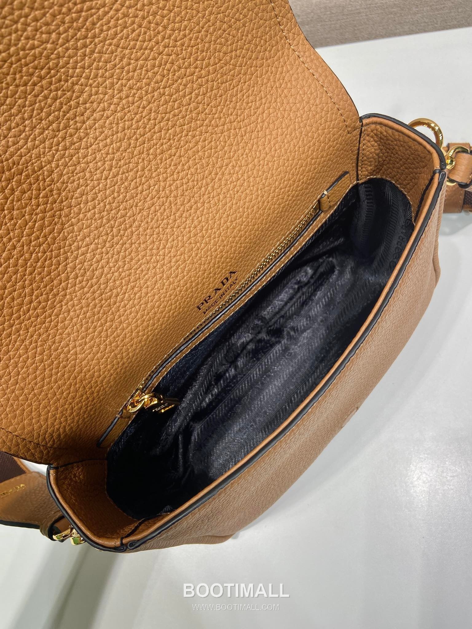 Prada Deer Grain Calfskin Flap Crossbody Bag with Dual Adjustable Strap Detail 프라다 디어 그레인 카프스킨 플랩 듀얼 조절 스트랩 크로스바디백 1BD314-1 23cm 8