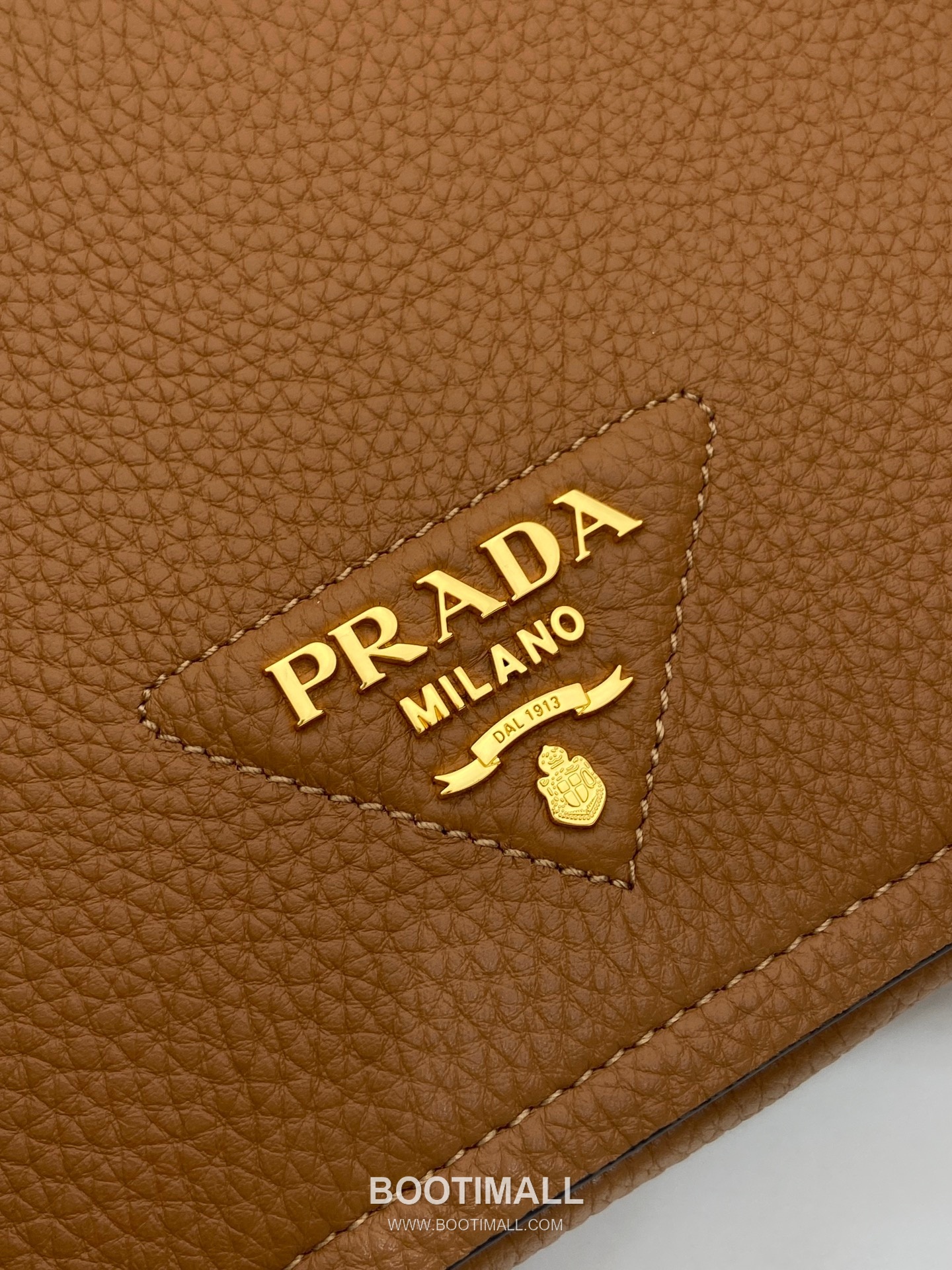 Prada Deer Grain Calfskin Flap Crossbody Bag with Dual Adjustable Strap Detail 프라다 디어 그레인 카프스킨 플랩 듀얼 조절 스트랩 크로스바디백 1BD314-1 23cm 9