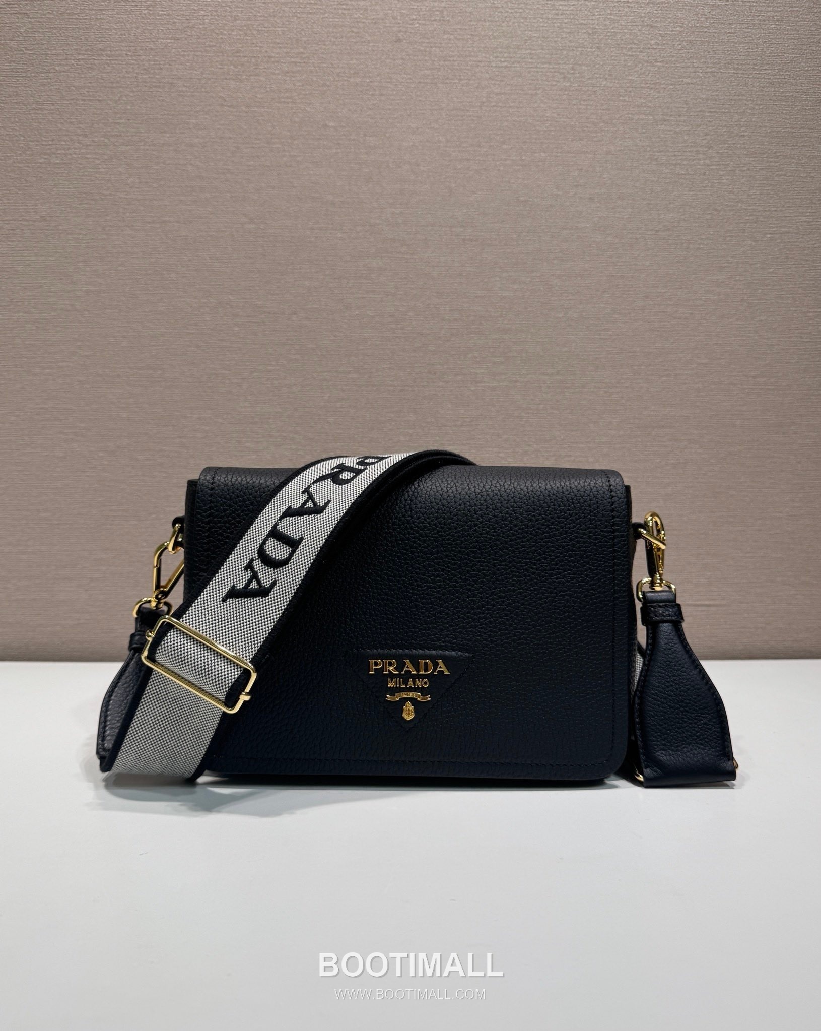 Prada Deer Grain Calfskin Flap Crossbody Bag with Dual Adjustable Strap Detail 프라다 디어 그레인 카프스킨 플랩 듀얼 조절 스트랩 크로스바디백 1BD314-1 23cm 1
