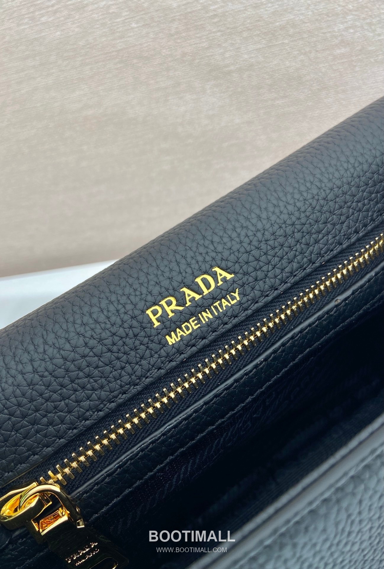 Prada Deer Grain Calfskin Flap Crossbody Bag with Dual Adjustable Strap Detail 프라다 디어 그레인 카프스킨 플랩 듀얼 조절 스트랩 크로스바디백 1BD314-1 23cm 9