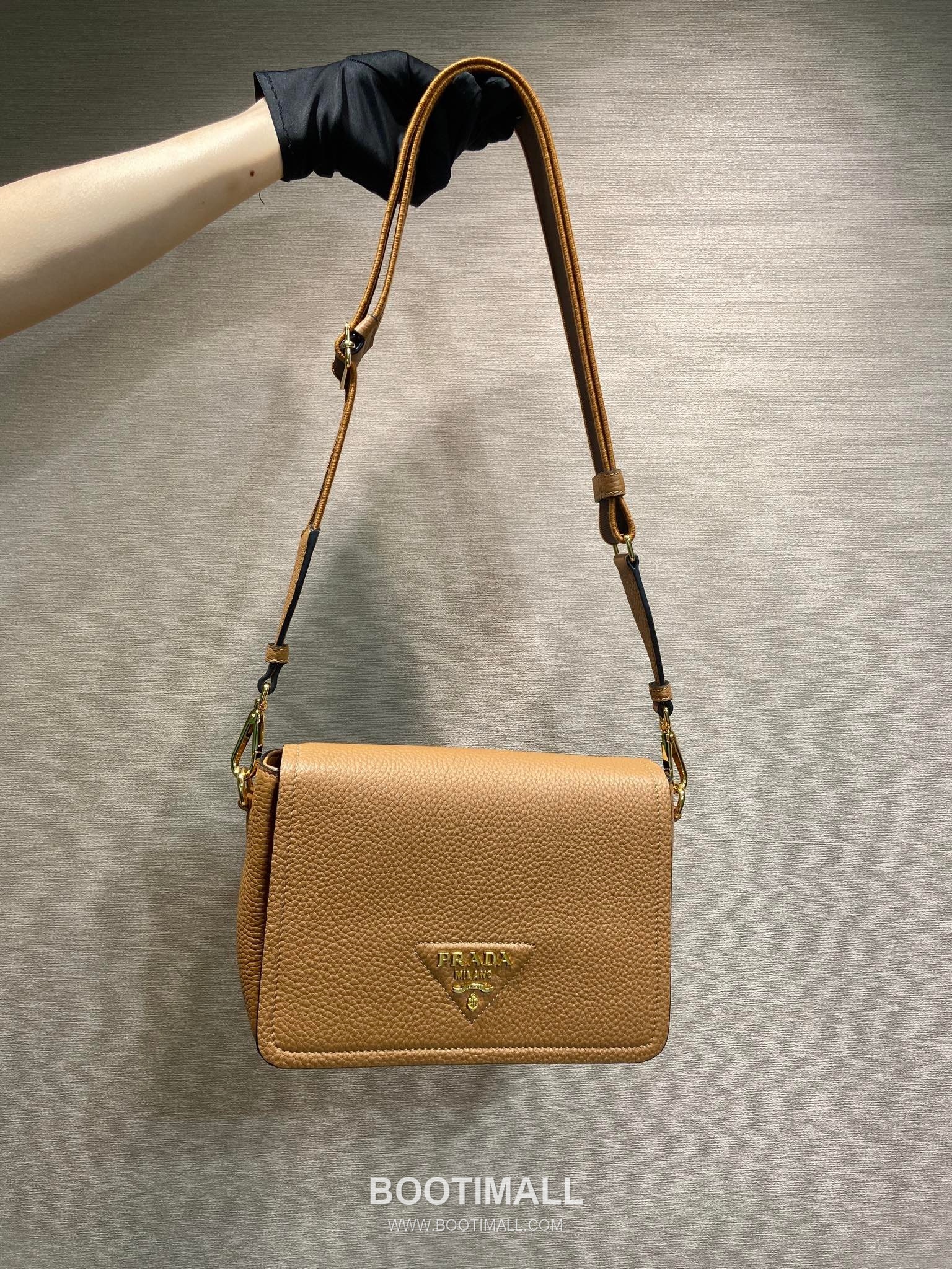 Prada Deer Grain Calfskin Flap Crossbody Bag with Dual Adjustable Strap Detail 프라다 디어 그레인 카프스킨 플랩 듀얼 조절 스트랩 크로스바디백 1BD314-1 23cm 10