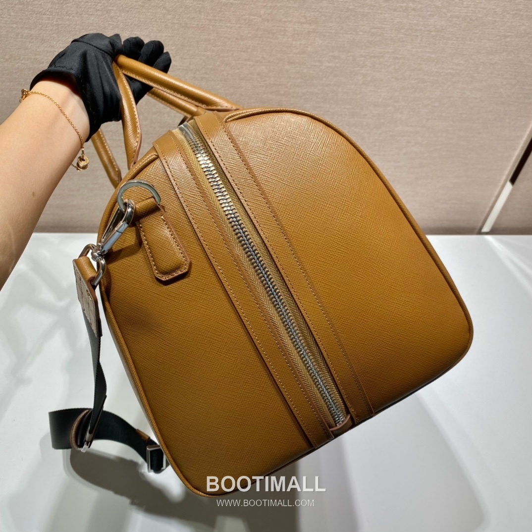 Prada Saffiano Leather Travel Duffle Bag with Wrap Zip and Lock Detail 프라다 사피아노 가죽 랩어라운드 지퍼 락 디테일 트래블 더플백 2VC018 50cm 5