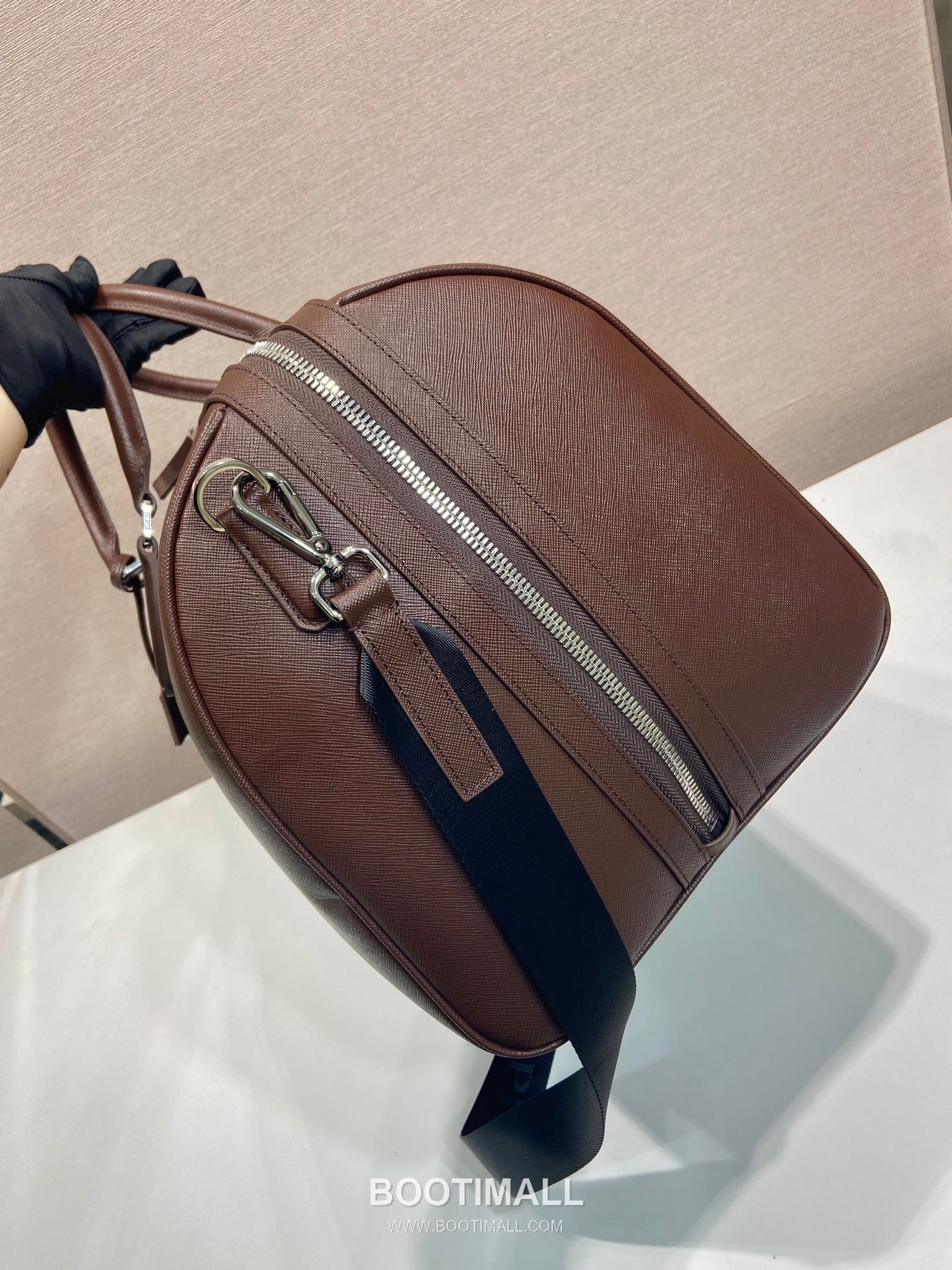 Prada Saffiano Leather Travel Duffle Bag with Wrap Zip and Lock Detail 프라다 사피아노 가죽 랩어라운드 지퍼 락 디테일 트래블 더플백 2VC018 50cm 4