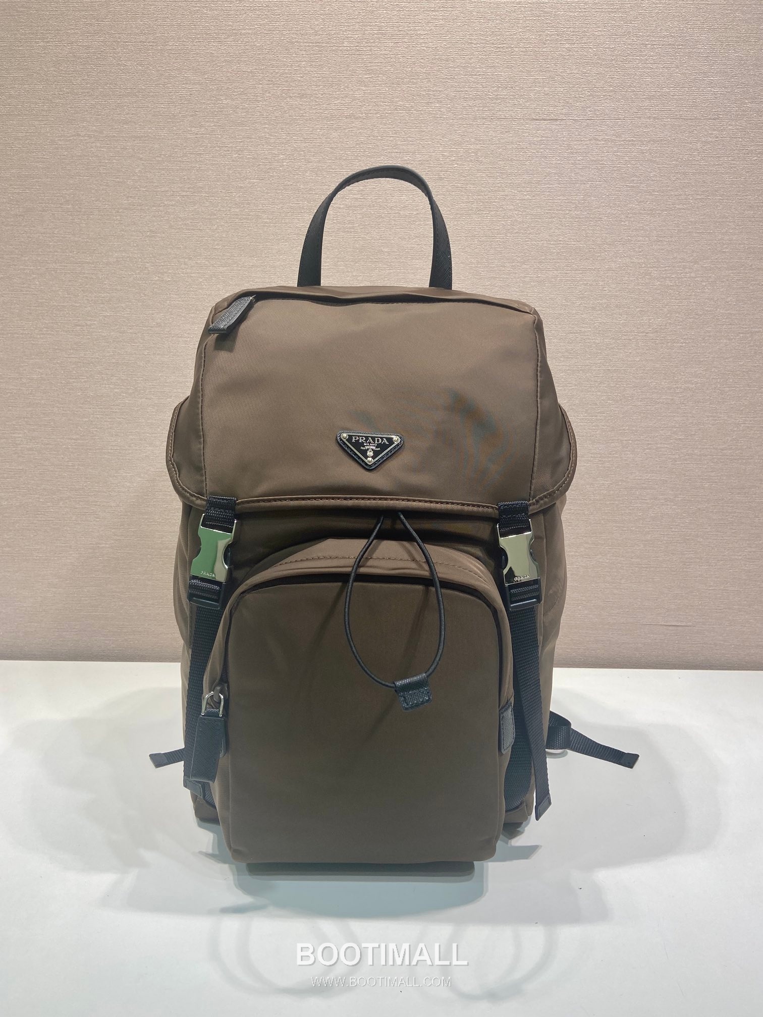 Prada Re-Nylon Backpack with Saffiano Leather Trim and Multi Pocket Detail 프라다 리나일론 사피아노 가죽 트림 멀티 포켓 백팩 2VZ135 27cm 1