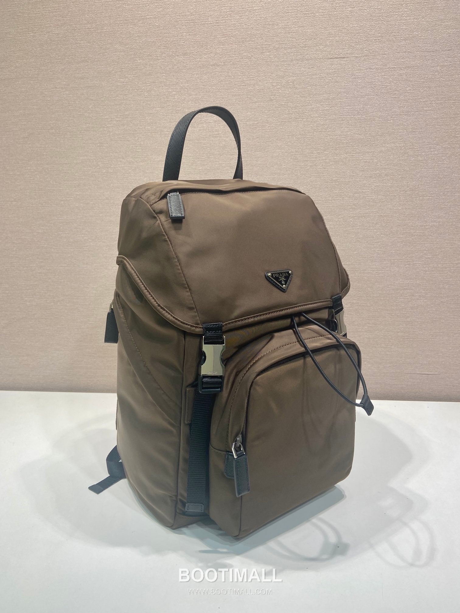 Prada Re-Nylon Backpack with Saffiano Leather Trim and Multi Pocket Detail 프라다 리나일론 사피아노 가죽 트림 멀티 포켓 백팩 2VZ135 27cm 2