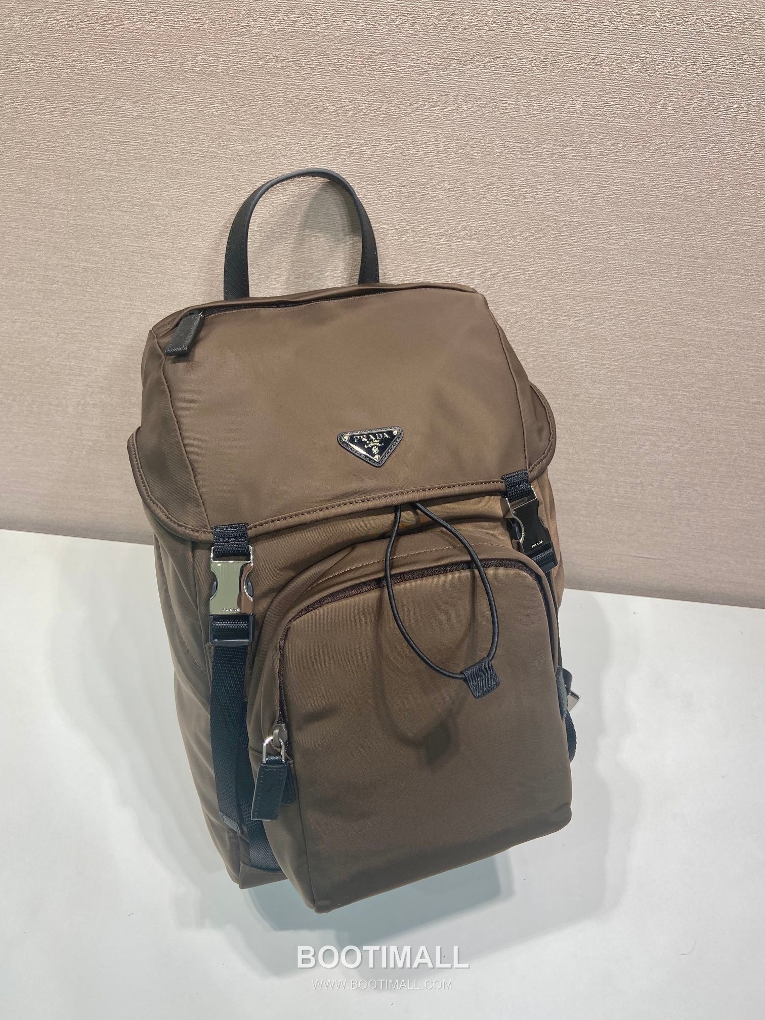 Prada Re-Nylon Backpack with Saffiano Leather Trim and Multi Pocket Detail 프라다 리나일론 사피아노 가죽 트림 멀티 포켓 백팩 2VZ135 27cm 3
