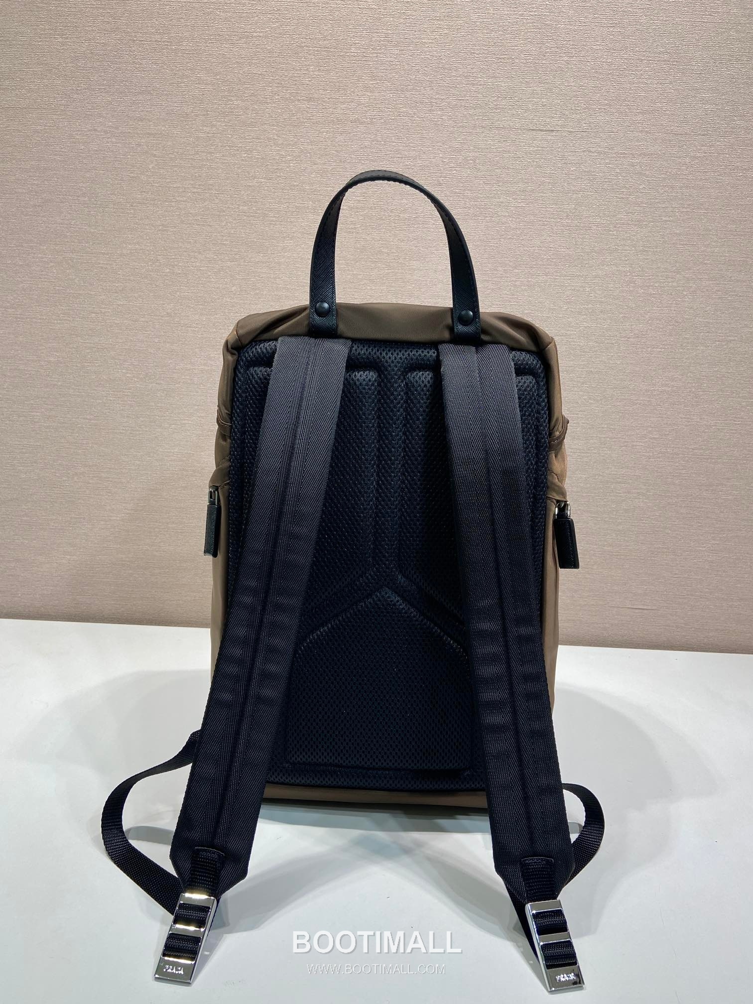 Prada Re-Nylon Backpack with Saffiano Leather Trim and Multi Pocket Detail 프라다 리나일론 사피아노 가죽 트림 멀티 포켓 백팩 2VZ135 27cm 4
