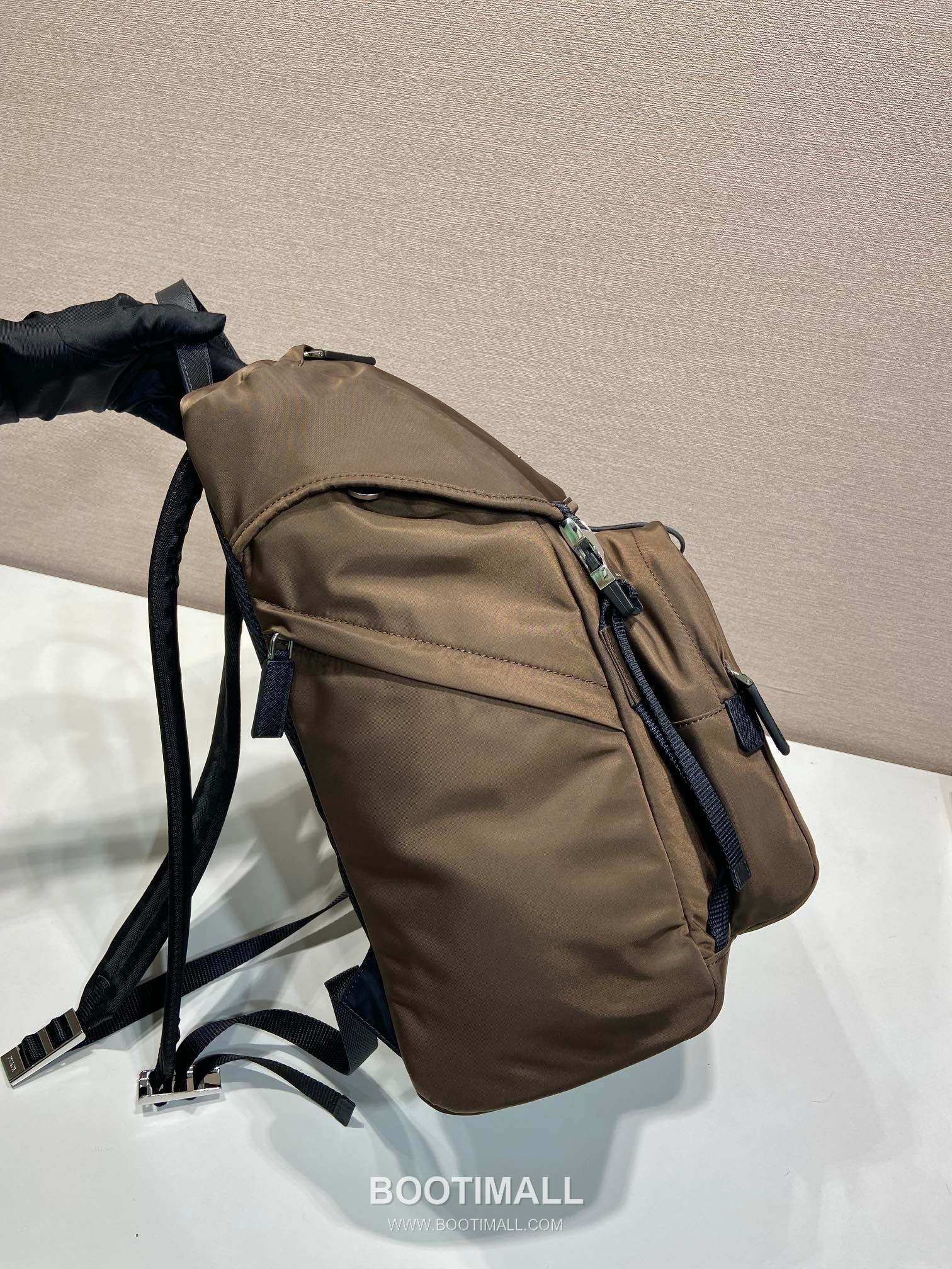 Prada Re-Nylon Backpack with Saffiano Leather Trim and Multi Pocket Detail 프라다 리나일론 사피아노 가죽 트림 멀티 포켓 백팩 2VZ135 27cm 5