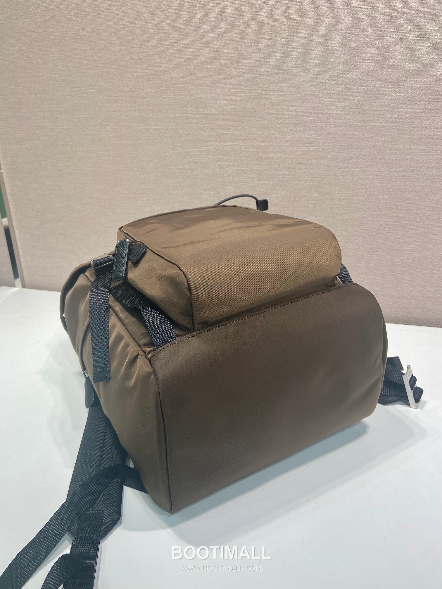 Prada Re-Nylon Backpack with Saffiano Leather Trim and Multi Pocket Detail 프라다 리나일론 사피아노 가죽 트림 멀티 포켓 백팩 2VZ135 27cm 6