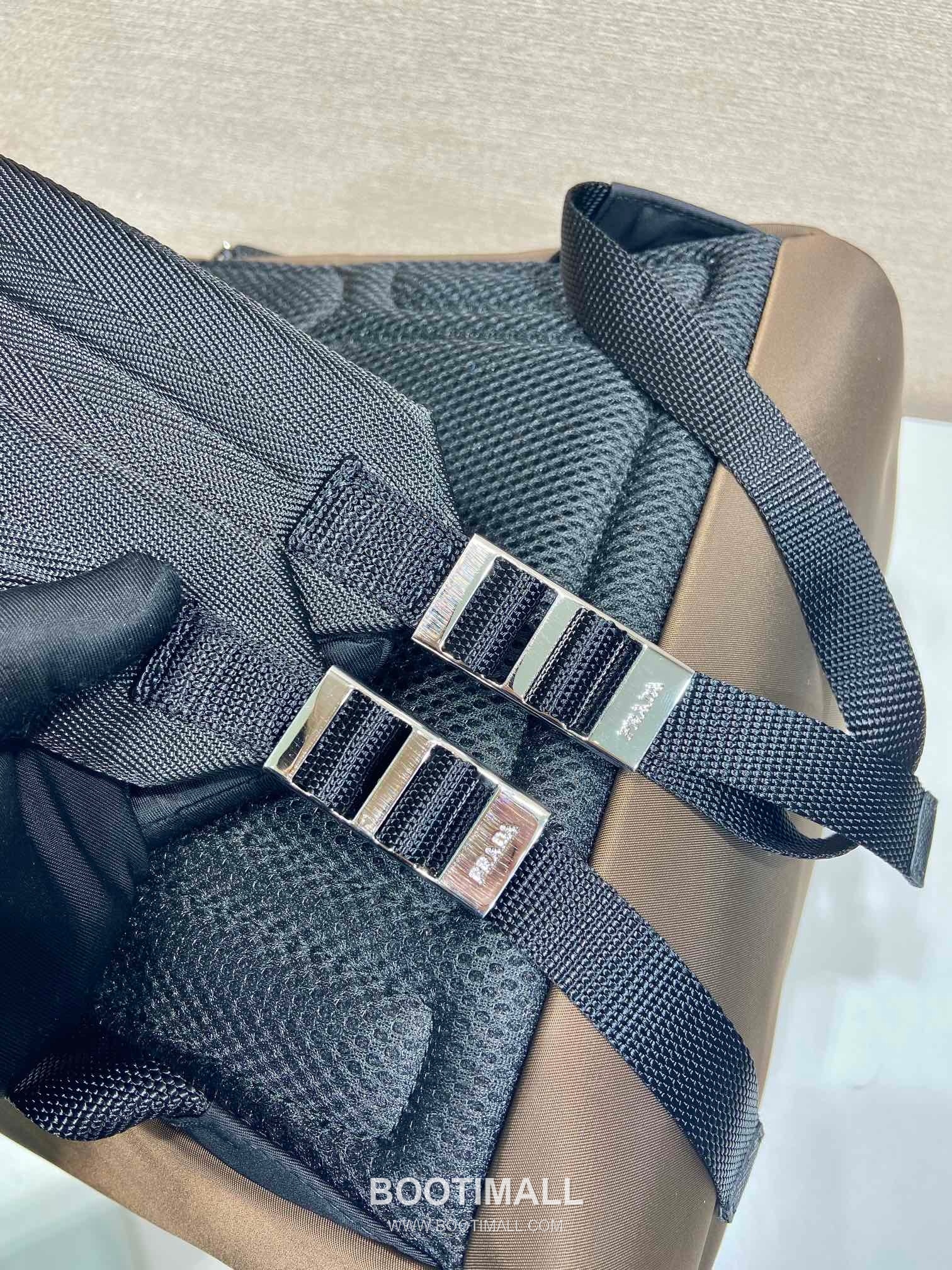 Prada Re-Nylon Backpack with Saffiano Leather Trim and Multi Pocket Detail 프라다 리나일론 사피아노 가죽 트림 멀티 포켓 백팩 2VZ135 27cm 7