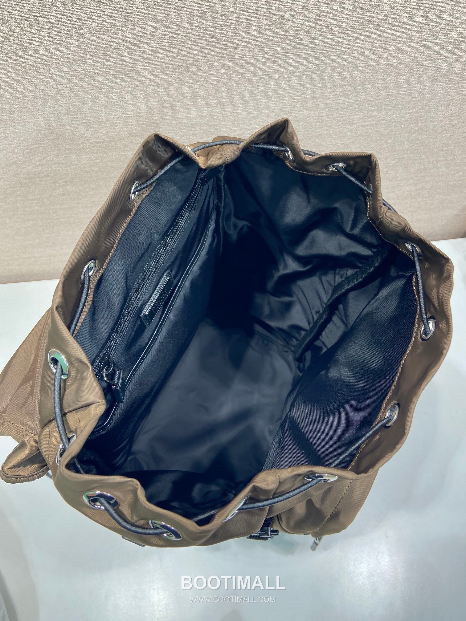 Prada Re-Nylon Backpack with Saffiano Leather Trim and Multi Pocket Detail 프라다 리나일론 사피아노 가죽 트림 멀티 포켓 백팩 2VZ135 27cm 8