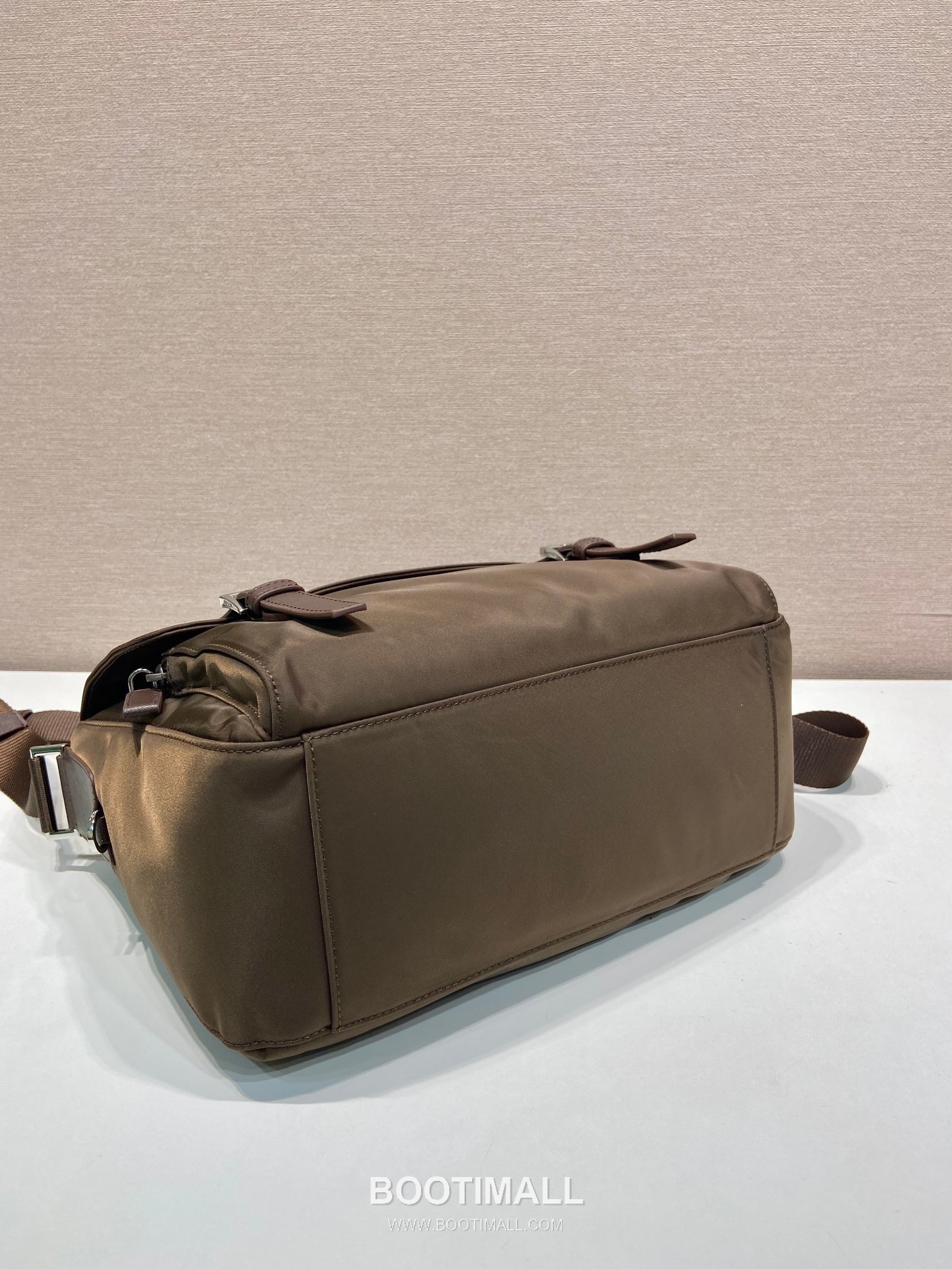 Prada Re-Nylon Messenger Bag with Flap Buckle and Detachable Mini Pouch Detail 프라다 리나일론 플랩 버클 탈부착 미니 파우치 메신저백 1BD953B 27cm 5