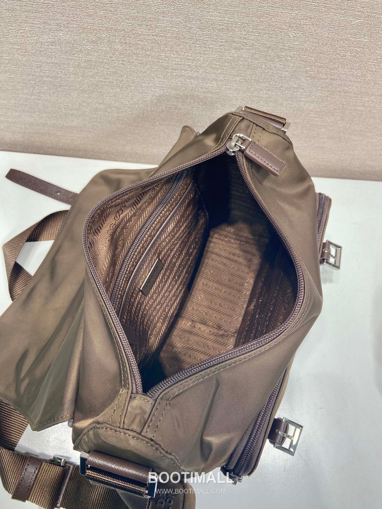 Prada Re-Nylon Messenger Bag with Flap Buckle and Detachable Mini Pouch Detail 프라다 리나일론 플랩 버클 탈부착 미니 파우치 메신저백 1BD953B 27cm 8