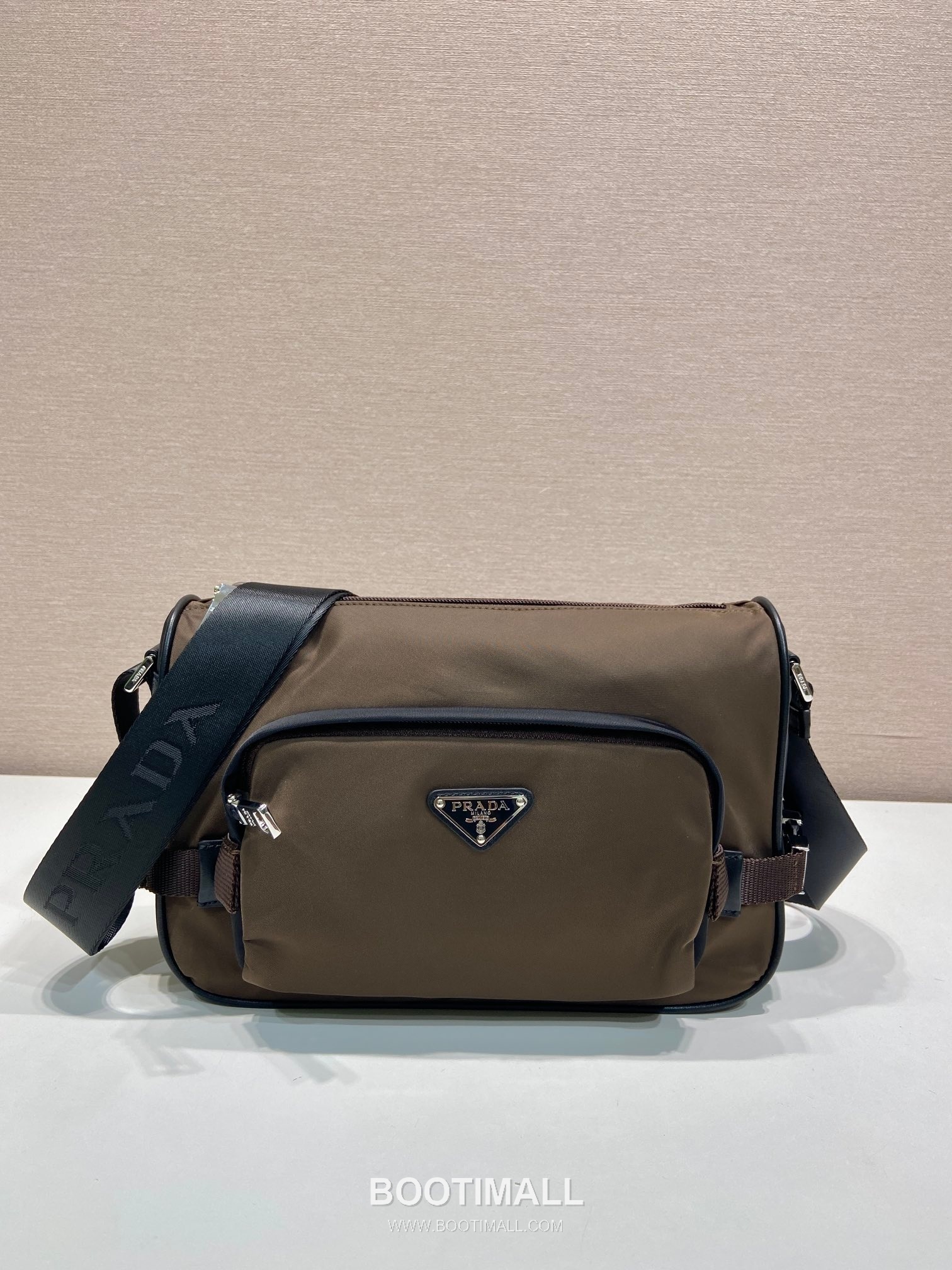 Prada Re-Nylon Messenger Bag with Saffiano Leather Trim and Triangle Logo Detail 프라다 리나일론 사피아노 가죽 트림 트라이앵글 로고 메신저백 2VH192 28cm 1