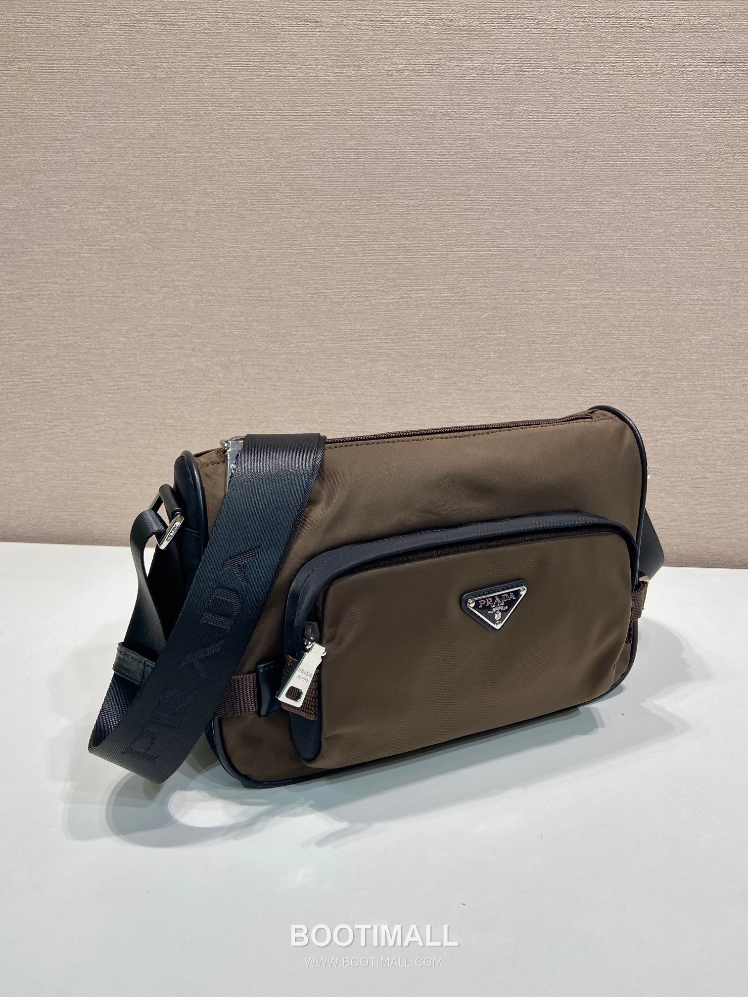 Prada Re-Nylon Messenger Bag with Saffiano Leather Trim and Triangle Logo Detail 프라다 리나일론 사피아노 가죽 트림 트라이앵글 로고 메신저백 2VH192 28cm 2