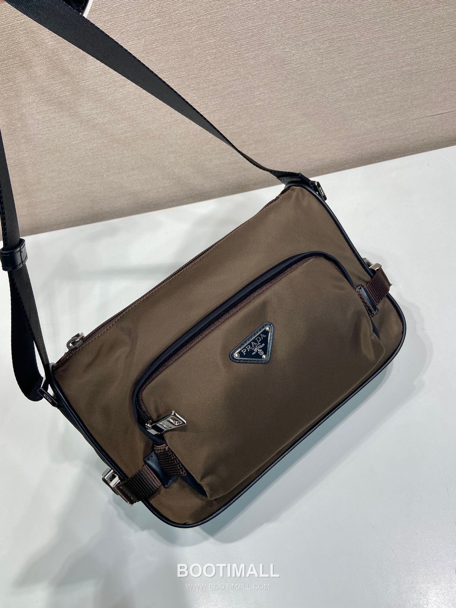 Prada Re-Nylon Messenger Bag with Saffiano Leather Trim and Triangle Logo Detail 프라다 리나일론 사피아노 가죽 트림 트라이앵글 로고 메신저백 2VH192 28cm 3