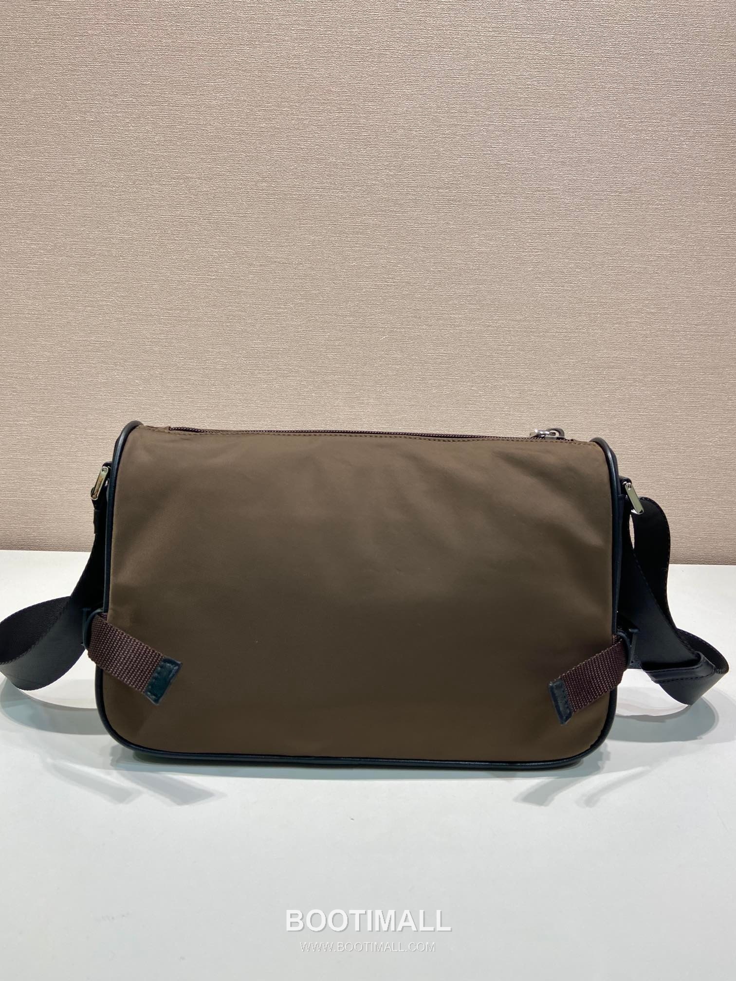 Prada Re-Nylon Messenger Bag with Saffiano Leather Trim and Triangle Logo Detail 프라다 리나일론 사피아노 가죽 트림 트라이앵글 로고 메신저백 2VH192 28cm 4