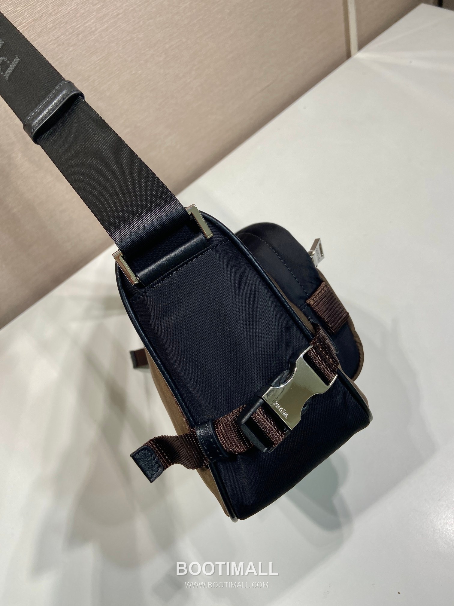 Prada Re-Nylon Messenger Bag with Saffiano Leather Trim and Triangle Logo Detail 프라다 리나일론 사피아노 가죽 트림 트라이앵글 로고 메신저백 2VH192 28cm 5