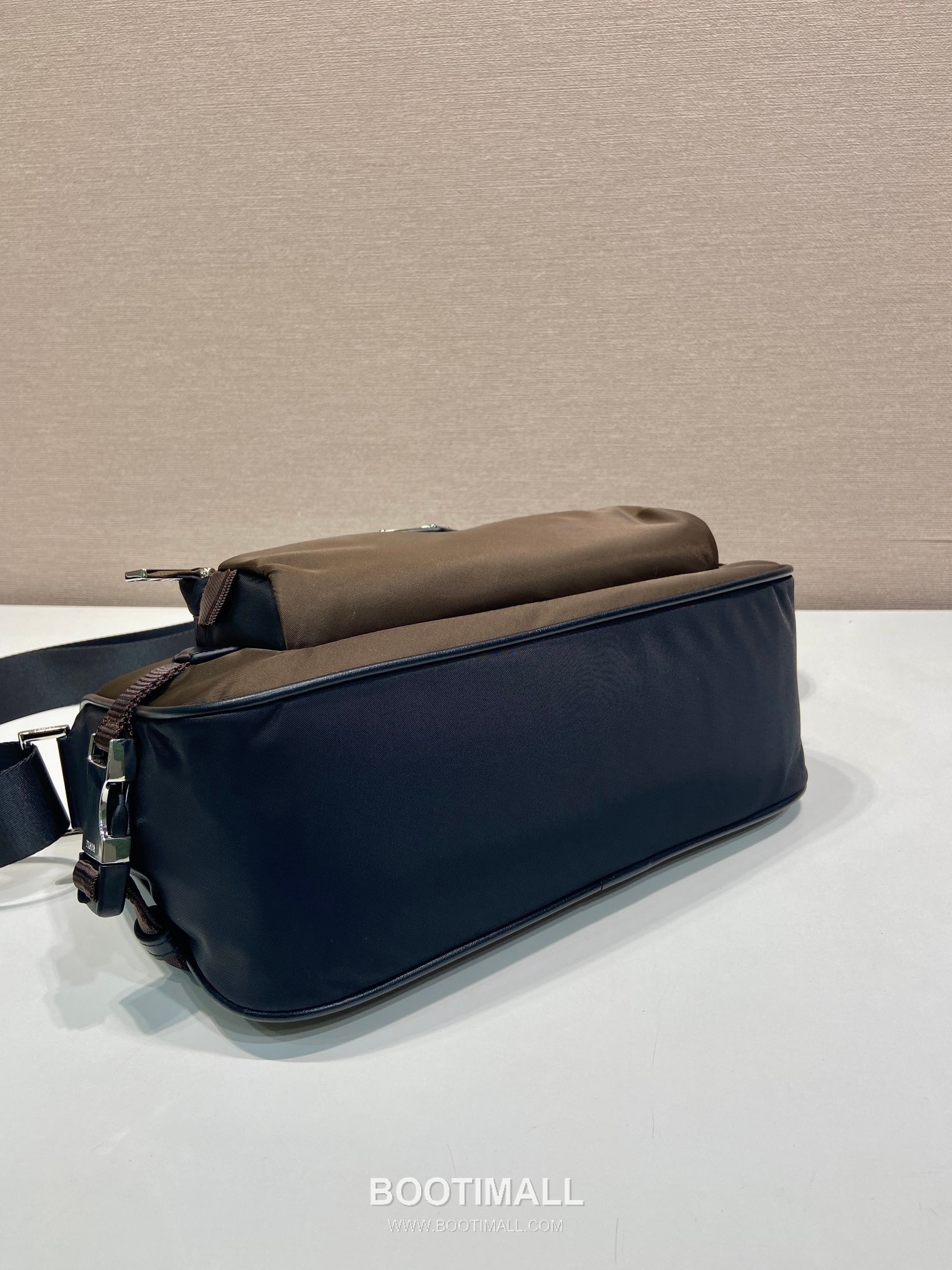 Prada Re-Nylon Messenger Bag with Saffiano Leather Trim and Triangle Logo Detail 프라다 리나일론 사피아노 가죽 트림 트라이앵글 로고 메신저백 2VH192 28cm 6