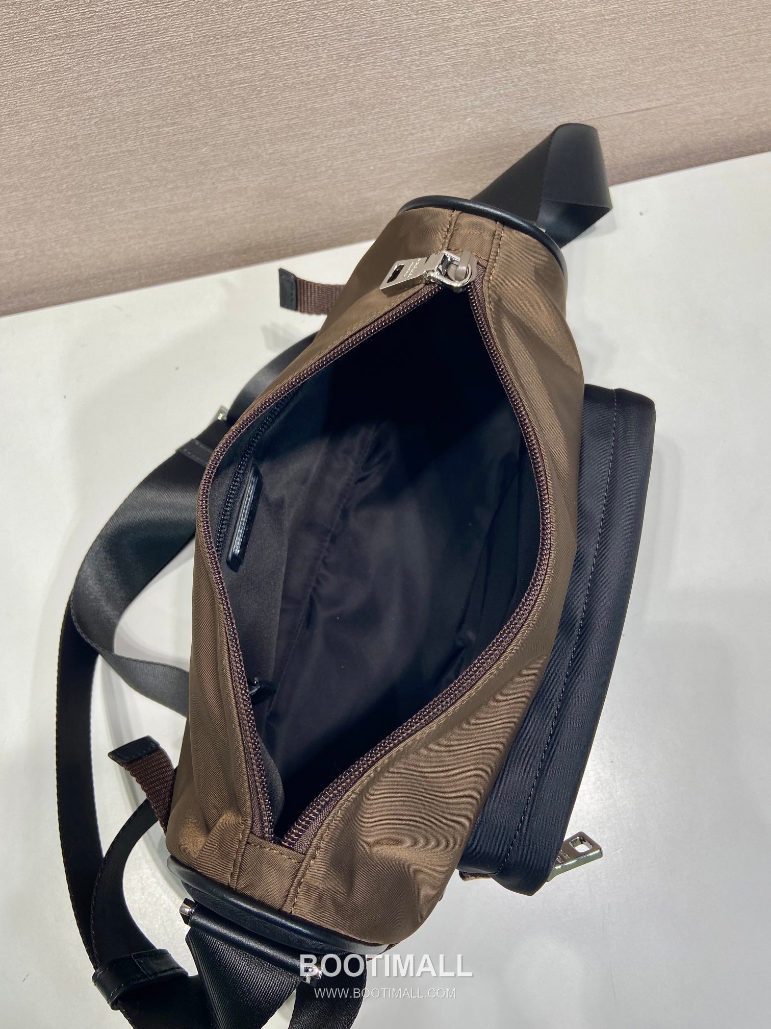 Prada Re-Nylon Messenger Bag with Saffiano Leather Trim and Triangle Logo Detail 프라다 리나일론 사피아노 가죽 트림 트라이앵글 로고 메신저백 2VH192 28cm 7
