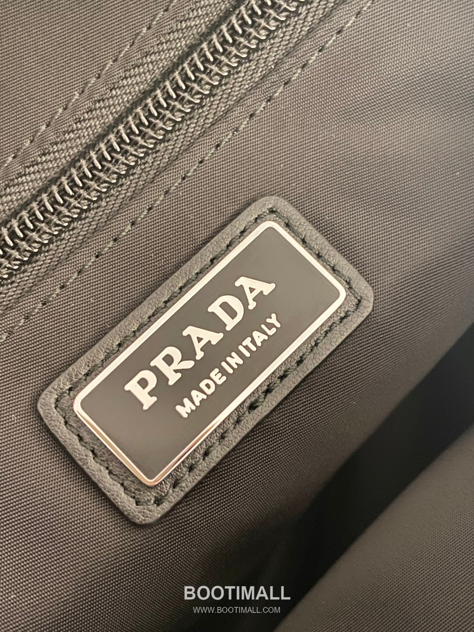 Prada Re-Nylon Messenger Bag with Saffiano Leather Trim and Triangle Logo Detail 프라다 리나일론 사피아노 가죽 트림 트라이앵글 로고 메신저백 2VH192 28cm 8