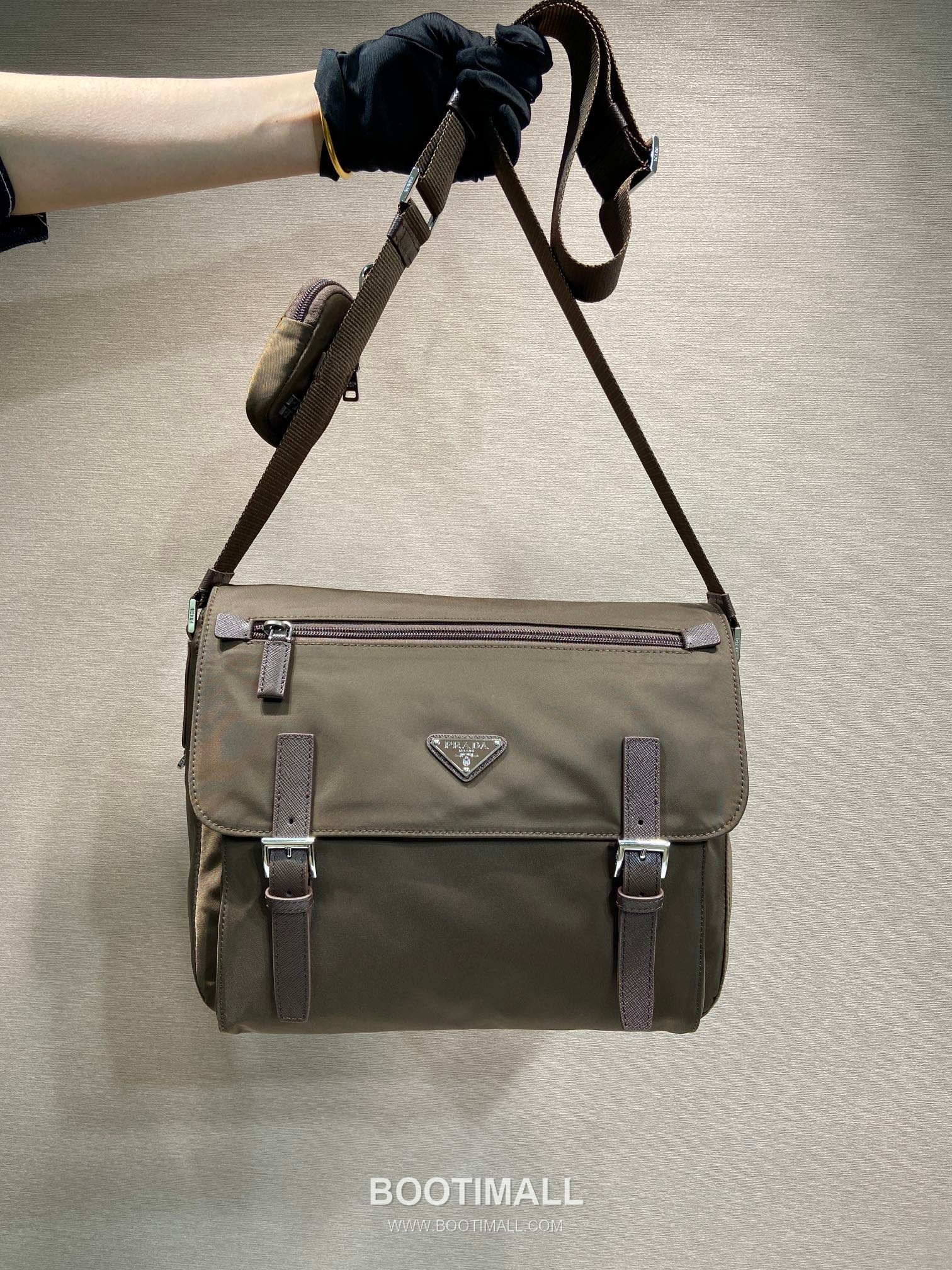 Prada Re-Nylon Messenger Bag with Saffiano Leather Trim and Triangle Logo Detail 프라다 리나일론 사피아노 가죽 트림 트라이앵글 로고 메신저백 2VH192 28cm 9