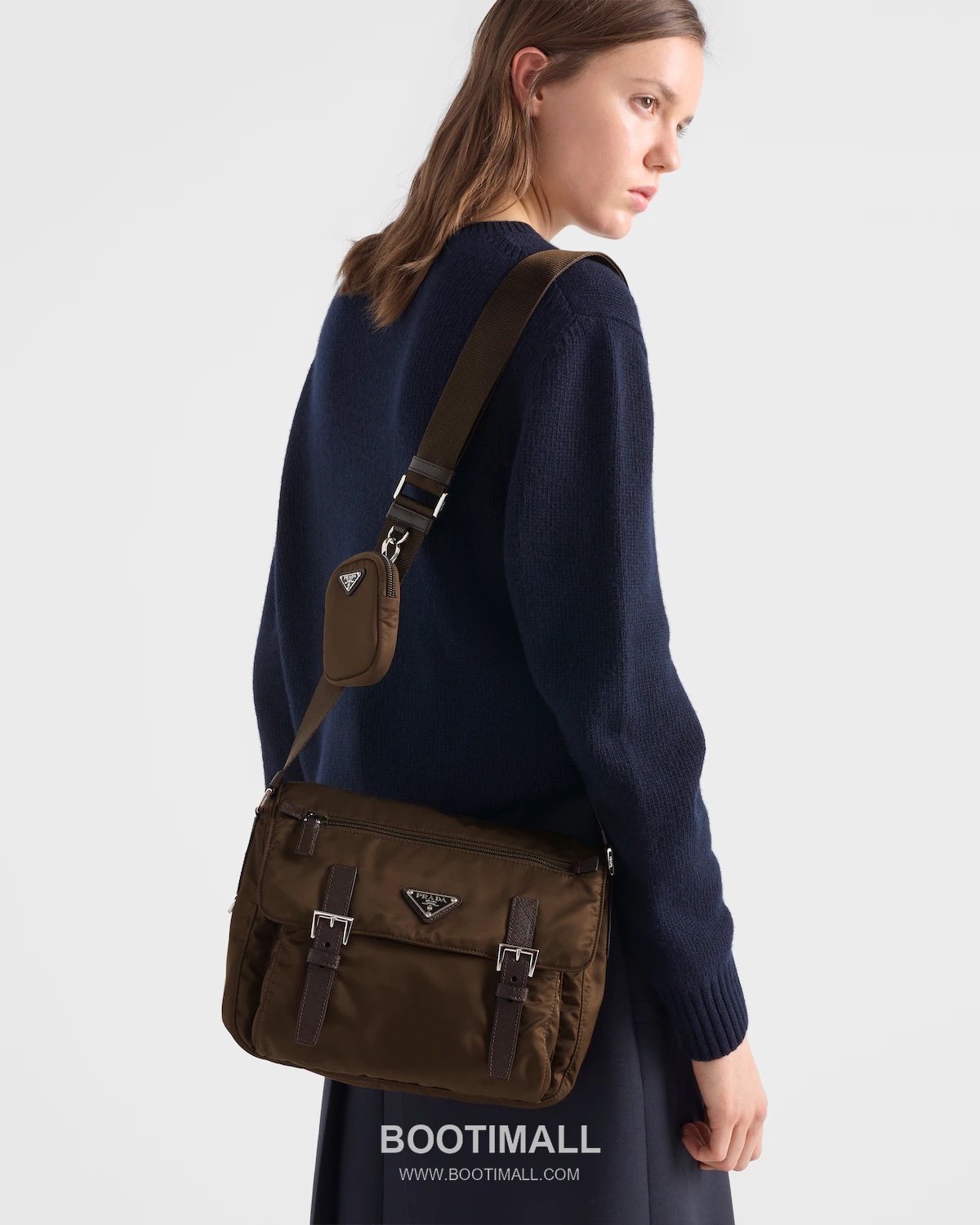 Prada Re-Nylon Messenger Bag with Saffiano Leather Trim and Triangle Logo Detail 프라다 리나일론 사피아노 가죽 트림 트라이앵글 로고 메신저백 2VH192 28cm 10