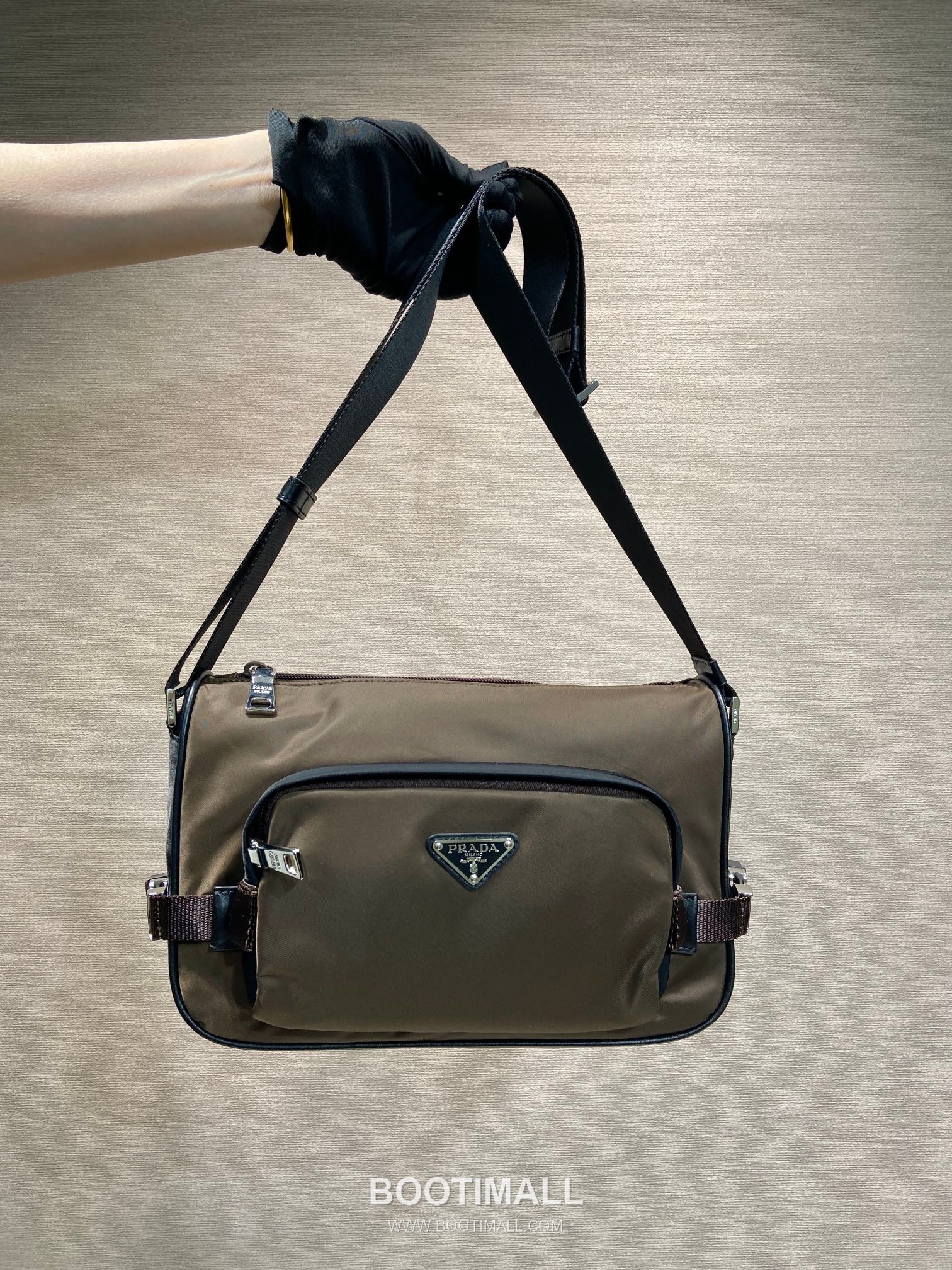 Prada Re-Nylon Messenger Bag with Saffiano Leather Trim and Triangle Logo Detail 프라다 리나일론 사피아노 가죽 트림 트라이앵글 로고 메신저백 2VH192 28cm 11