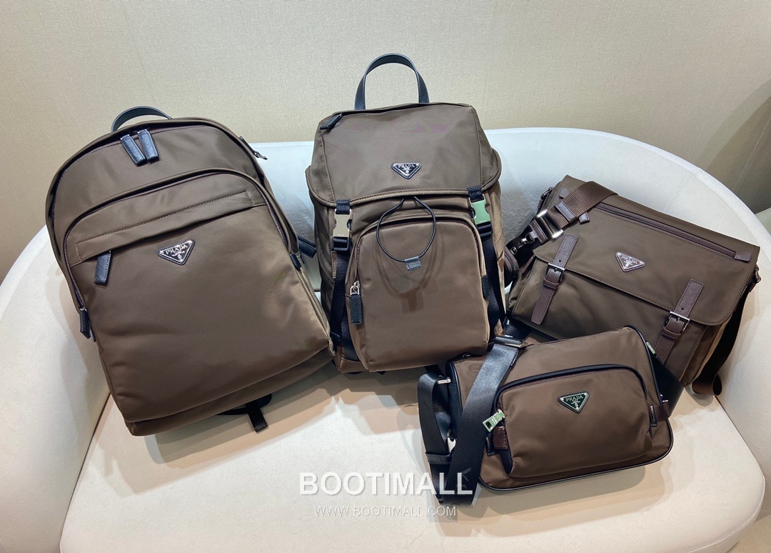 Prada Re-Nylon Messenger Bag with Saffiano Leather Trim and Triangle Logo Detail 프라다 리나일론 사피아노 가죽 트림 트라이앵글 로고 메신저백 2VH192 28cm 13