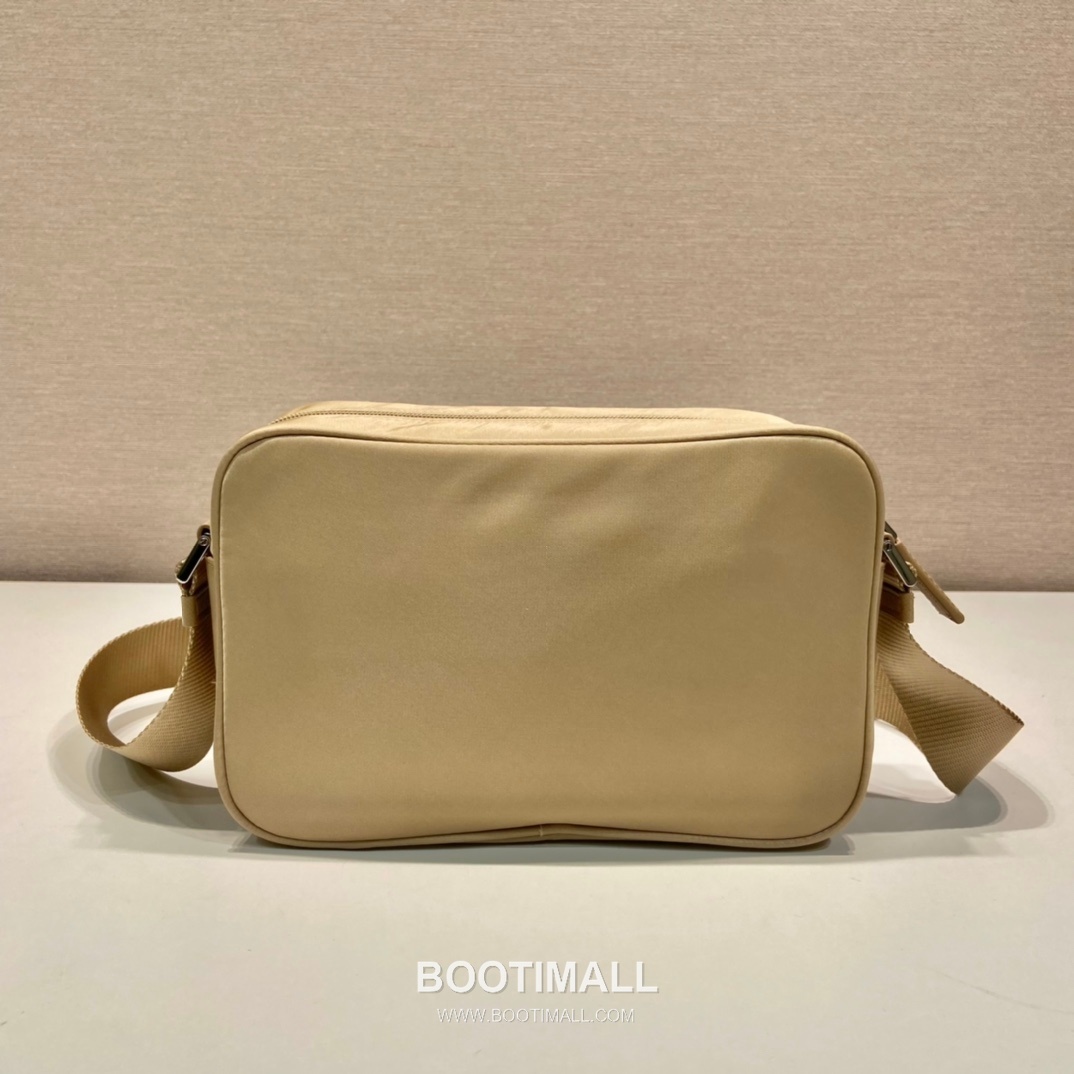 Prada Re-Nylon Three-in-One Shoulder Bag with Detachable Mini Pouch Strap Detail 프라다 리나일론 탈부착 미니 파우치 스트랩 삼합일 숄더백 1BC167 23cm 4