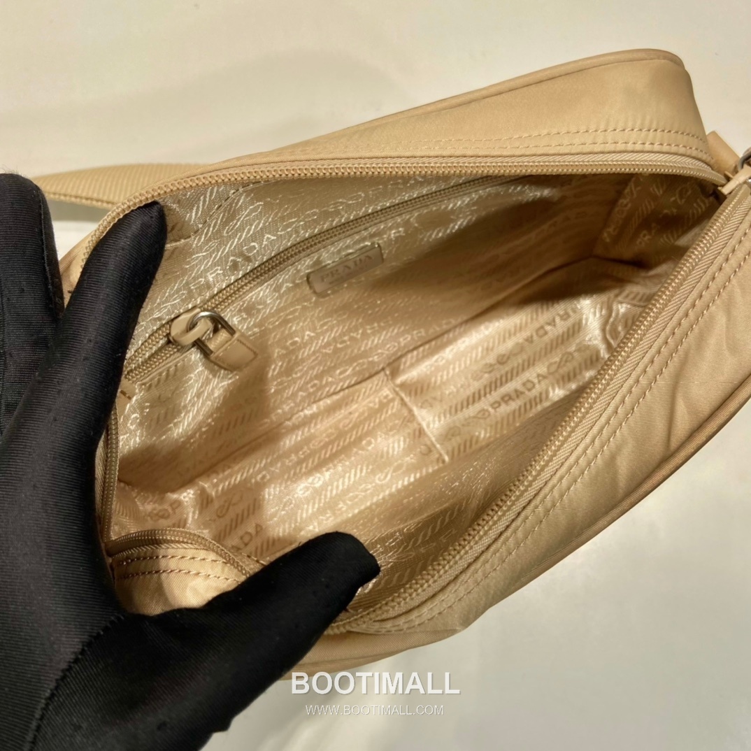 Prada Re-Nylon Three-in-One Shoulder Bag with Detachable Mini Pouch Strap Detail 프라다 리나일론 탈부착 미니 파우치 스트랩 삼합일 숄더백 1BC167 23cm 9