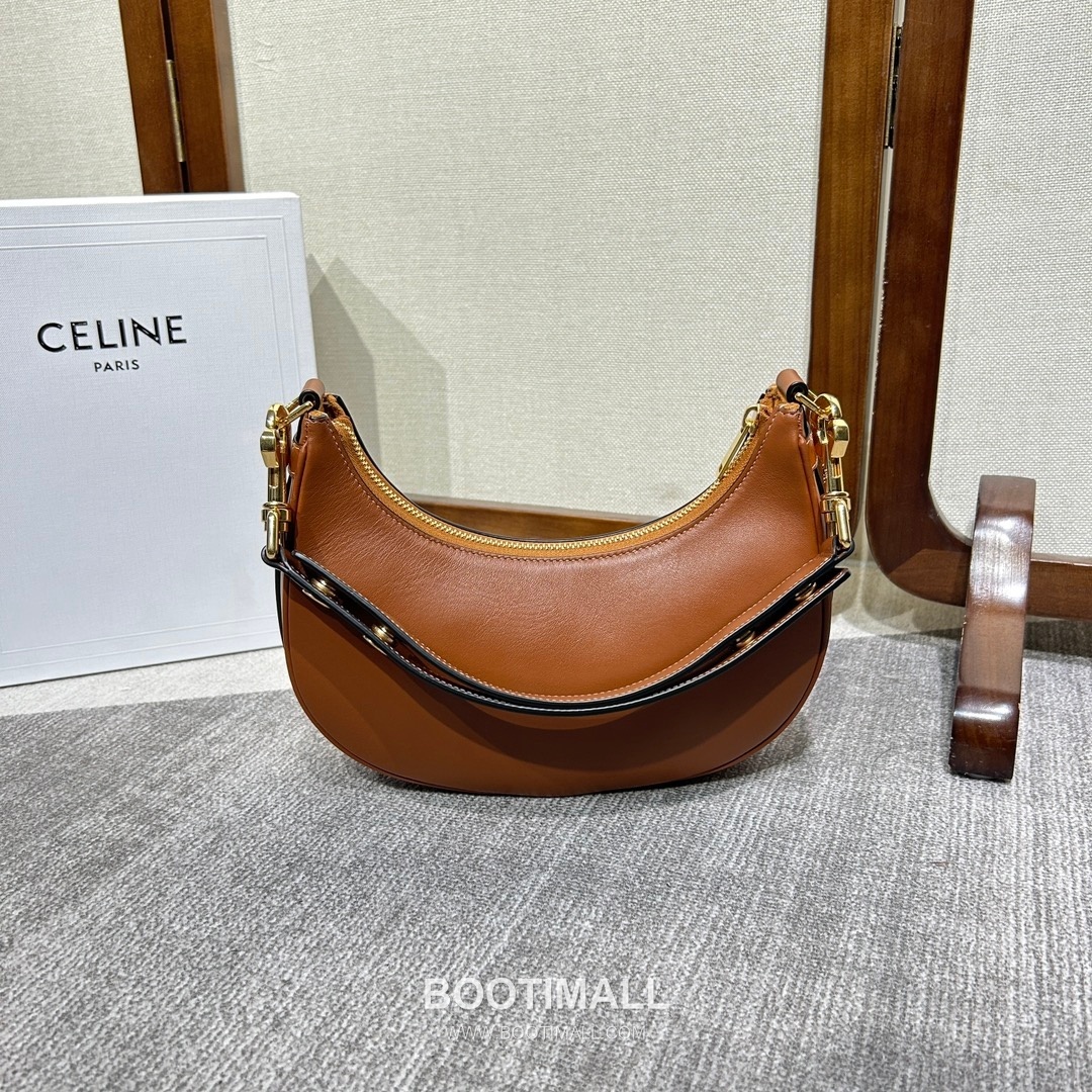 Celine Ava Strap Leather Shoulder Bag with Adjustable Buckle Detail 셀린느 아바 스트랩 레더 조절 버클 숄더백 196923 24cm 3