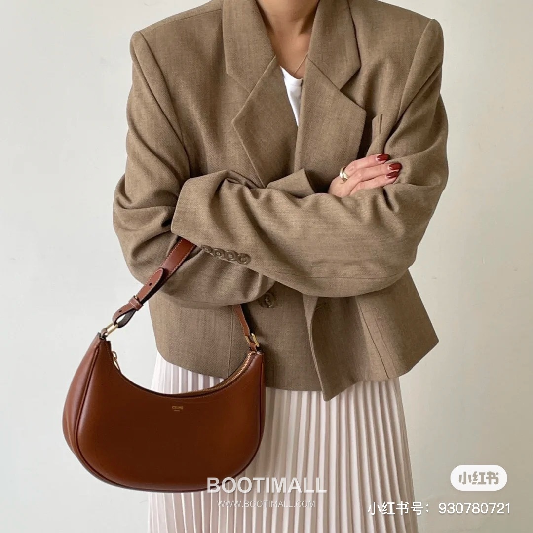 Celine Ava Strap Leather Shoulder Bag with Adjustable Buckle Detail 셀린느 아바 스트랩 레더 조절 버클 숄더백 196923 24cm 12