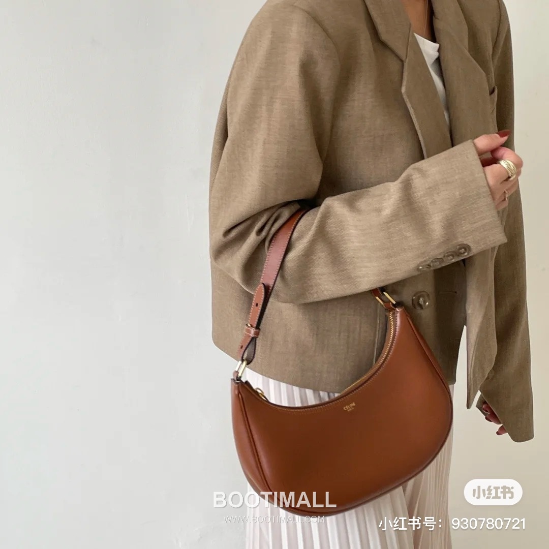 Celine Ava Strap Leather Shoulder Bag with Adjustable Buckle Detail 셀린느 아바 스트랩 레더 조절 버클 숄더백 196923 24cm 14