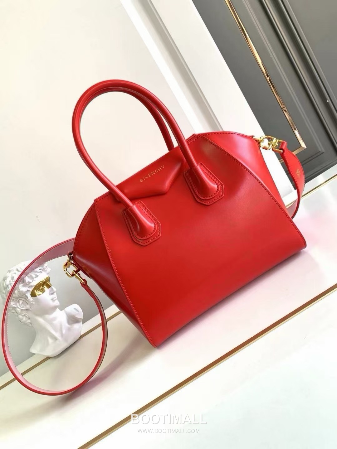 Givenchy Antigona Box Leather Tote Bag with Gold Hardware Detail 지방시 안티고나 박스 레더 골드 하드웨어 토트백 9981-3 22cm 1