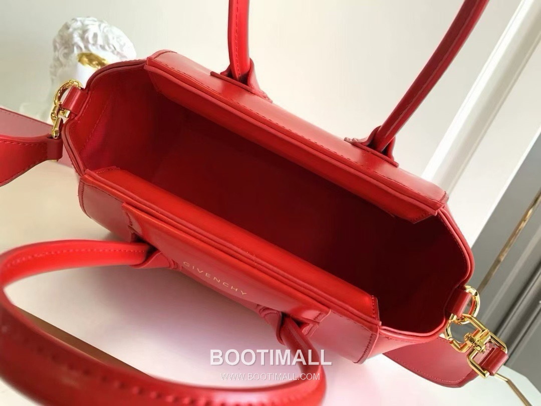 Givenchy Antigona Box Leather Tote Bag with Gold Hardware Detail 지방시 안티고나 박스 레더 골드 하드웨어 토트백 9981-3 22cm 8