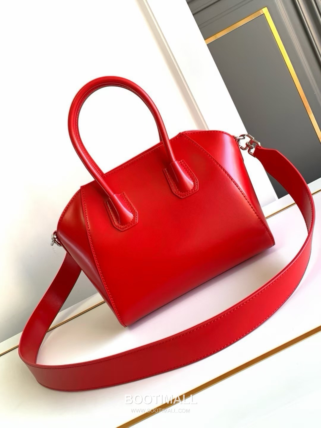 Givenchy Antigona Box Leather Tote Bag with Gold Hardware Detail 지방시 안티고나 박스 레더 골드 하드웨어 토트백 9981-3 22cm 3