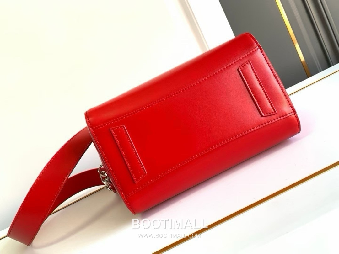 Givenchy Antigona Box Leather Tote Bag with Gold Hardware Detail 지방시 안티고나 박스 레더 골드 하드웨어 토트백 9981-3 22cm 4