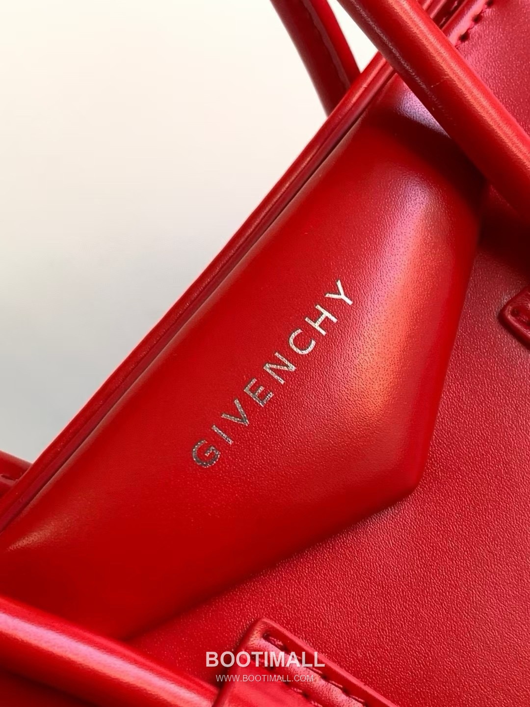 Givenchy Antigona Box Leather Tote Bag with Gold Hardware Detail 지방시 안티고나 박스 레더 골드 하드웨어 토트백 9981-3 22cm 5