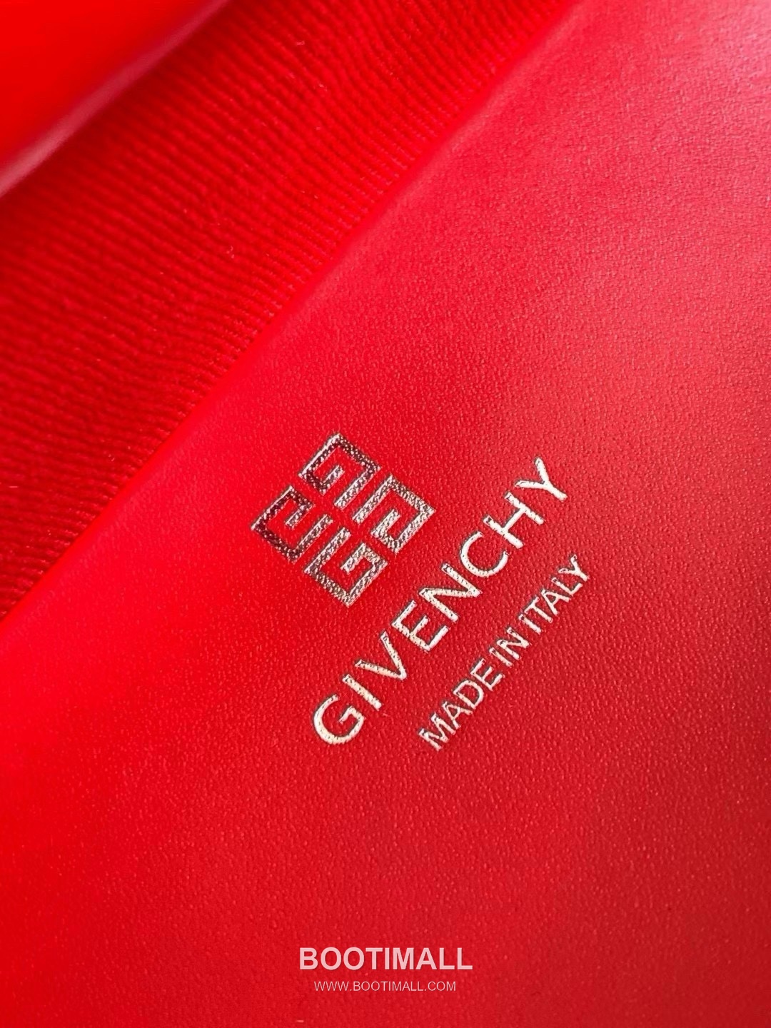 Givenchy Antigona Box Leather Tote Bag with Gold Hardware Detail 지방시 안티고나 박스 레더 골드 하드웨어 토트백 9981-3 22cm 9