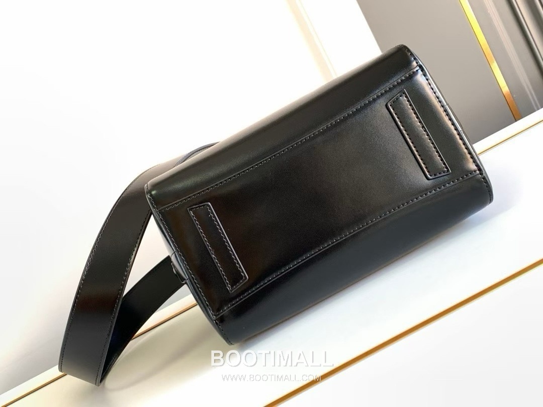 Givenchy Antigona Box Leather Tote Bag with Gold Hardware Detail 지방시 안티고나 박스 레더 골드 하드웨어 토트백 9981-3 22cm 4