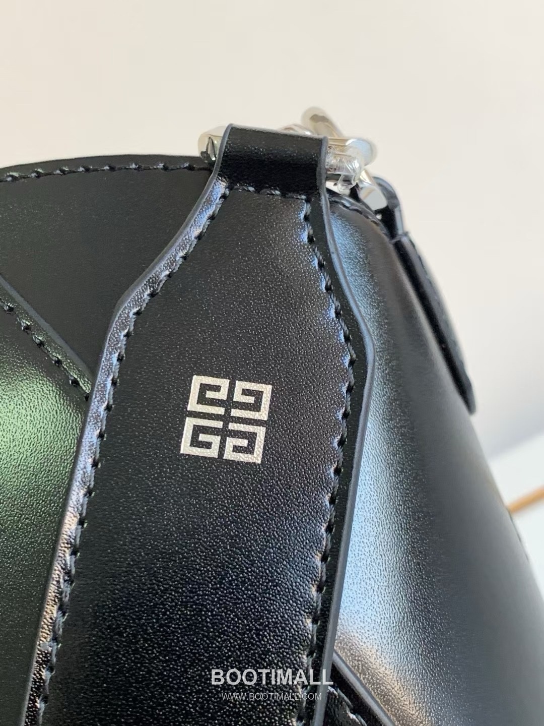 Givenchy Antigona Box Leather Tote Bag with Gold Hardware Detail 지방시 안티고나 박스 레더 골드 하드웨어 토트백 9981-3 22cm 6